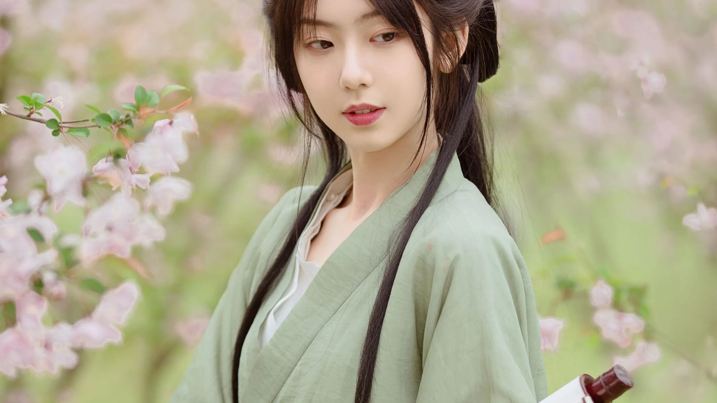 【汉服写真】浅绿交领遇樱花：以魏晋风骨，拍出花海清雅书卷气