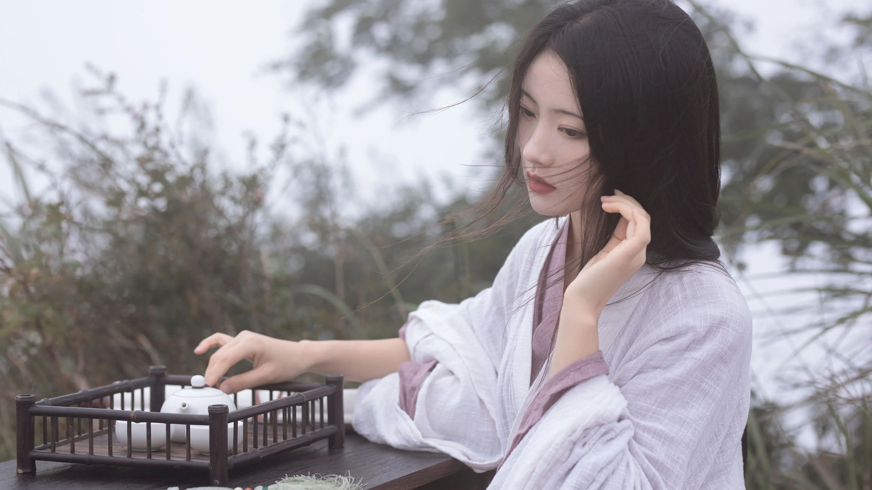 【汉服写真】素白长袍入山雾：以茶盘书卷，拍出清冷新中式水墨气