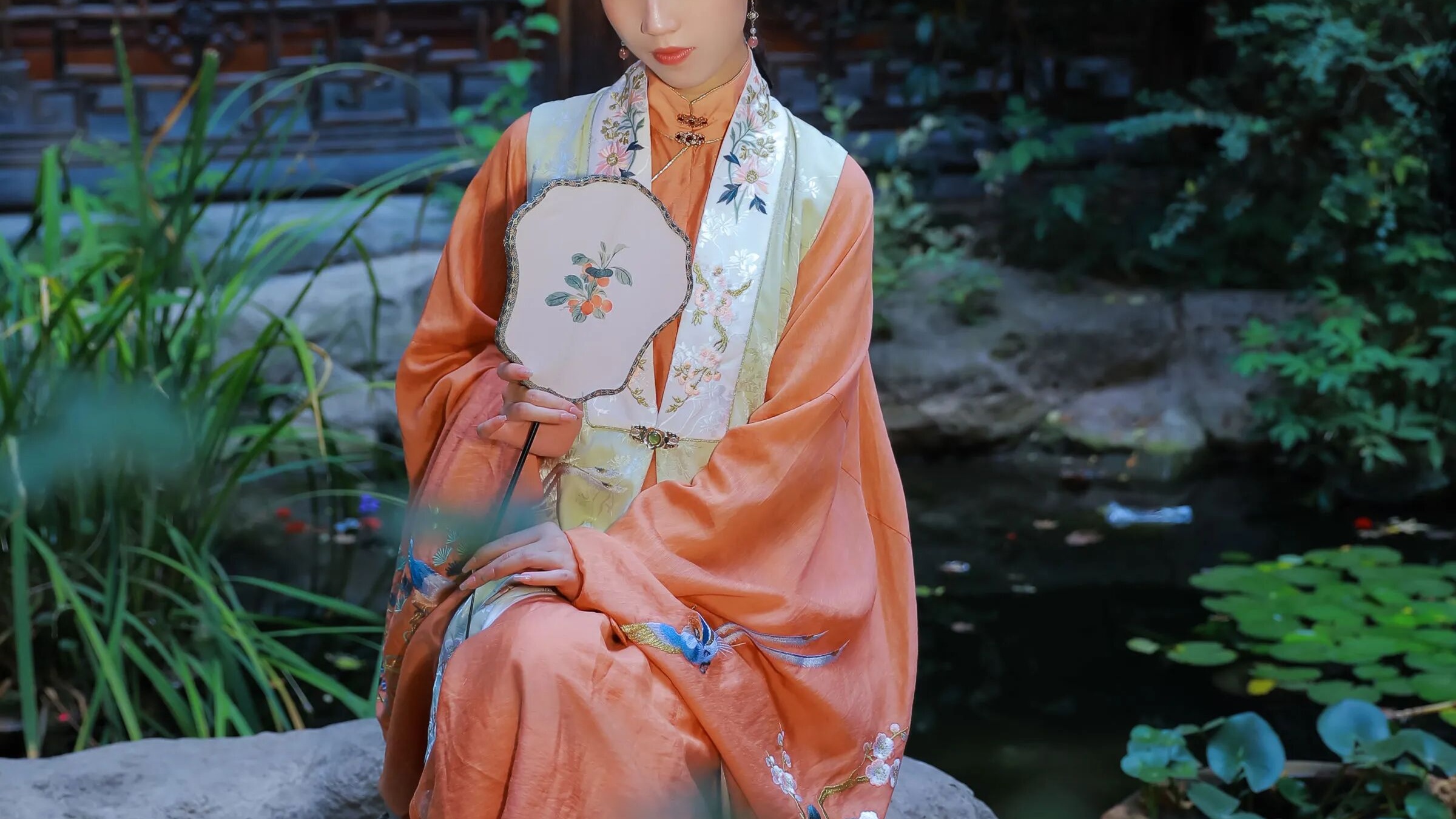 【汉服写真】橘衫提柿坐石畔：园林秋色里，坐姿比立姿更见生活气