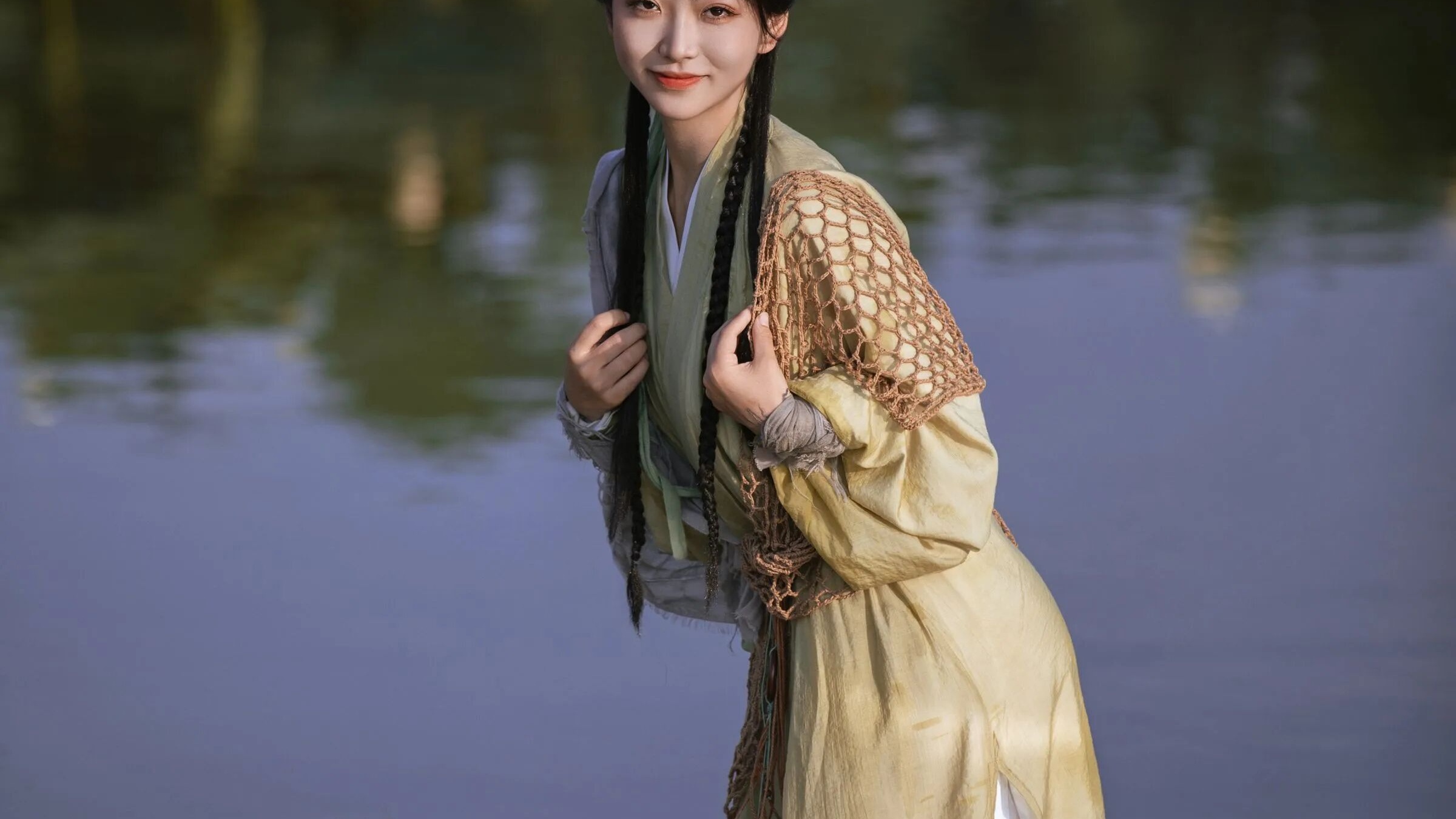【汉服写真】黄绿汉服泛竹筏：斗笠渔网入荷塘，拍出一身江湖侠气