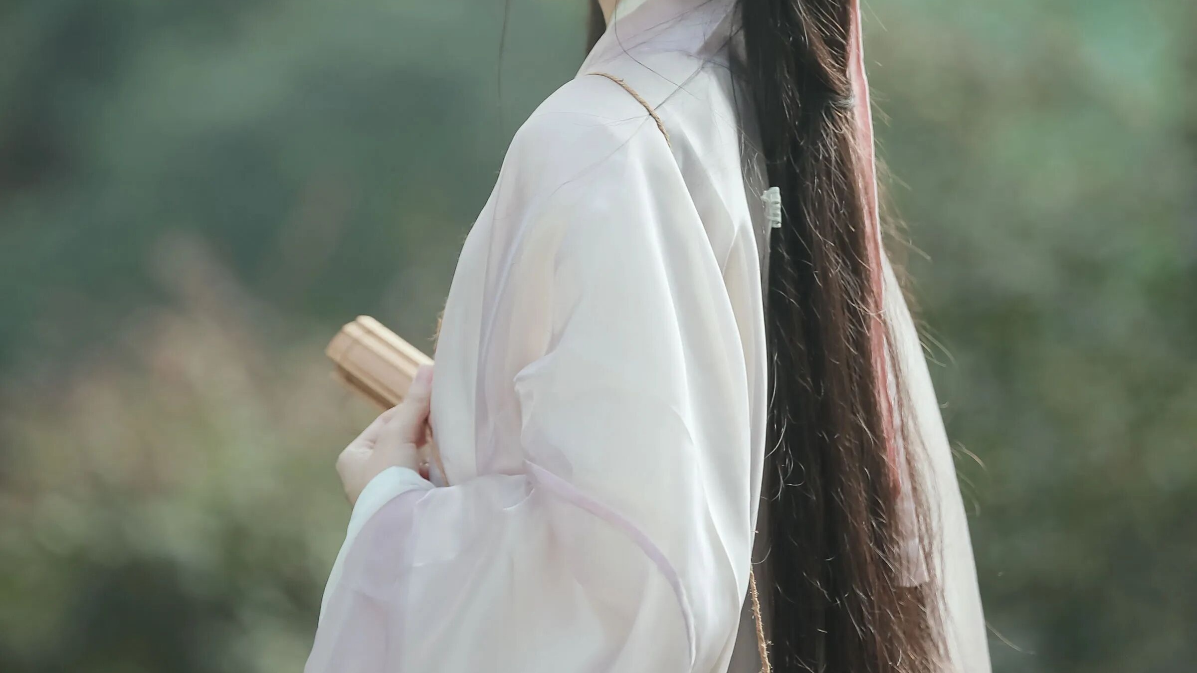【汉服写真】淡粉汉服入山林：竹篮携伞，于林隙间拍出清野仙气