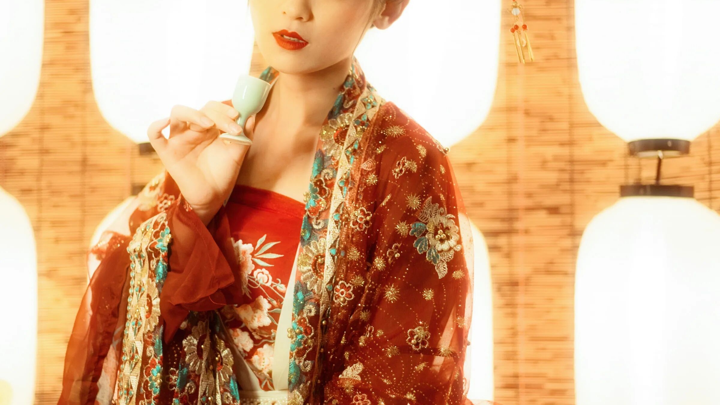 红金刺绣唐风汉服+琵琶，暖光灯笼前，拍出华丽古典氛围感