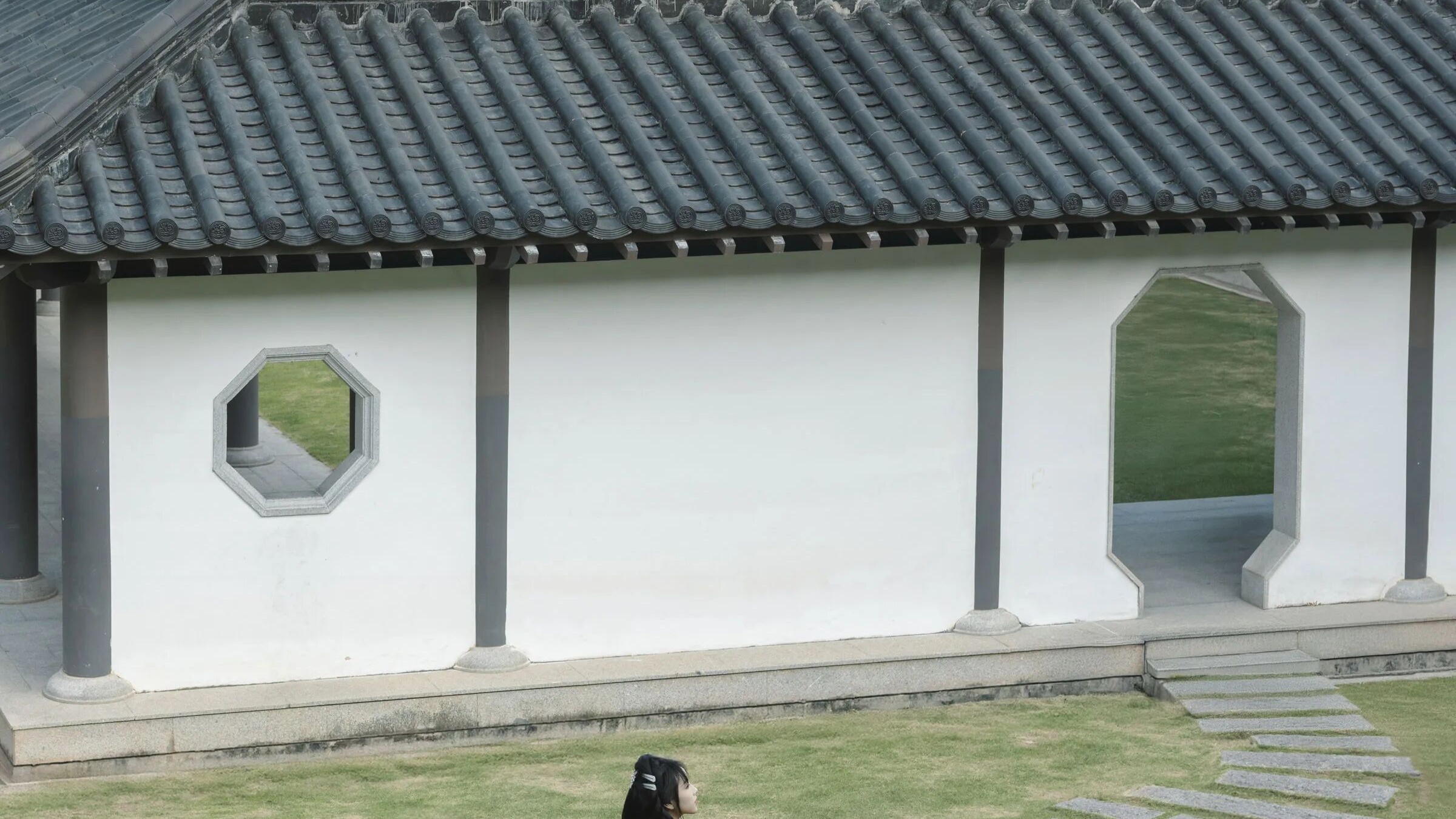【汉服写真】橙红战国袍写真：退后三步，让白墙黑瓦替衣裳说话