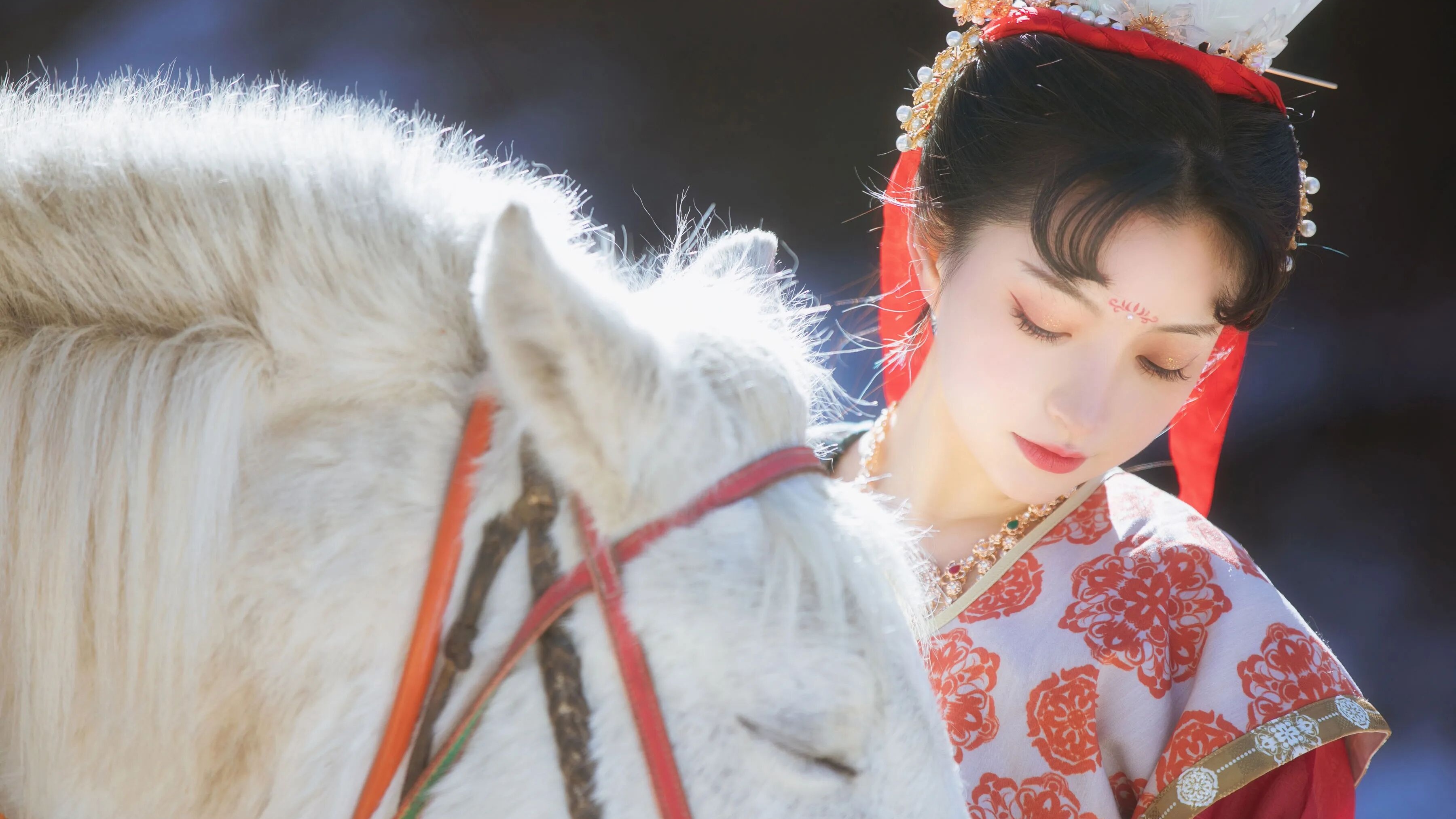 【汉服写真】唐制汉服配白马,山水湖畔拍出清冷仙气