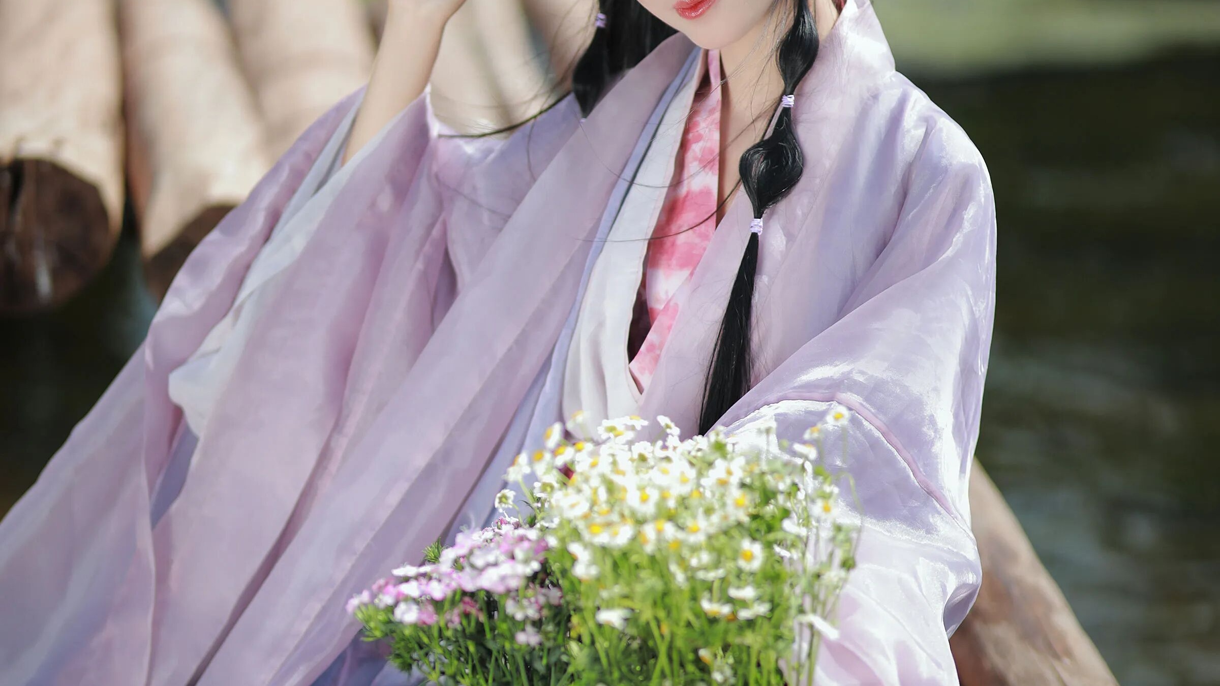 【汉服写真】淡紫汉服配花篮,溪边木桥拍出田园治愈少女感