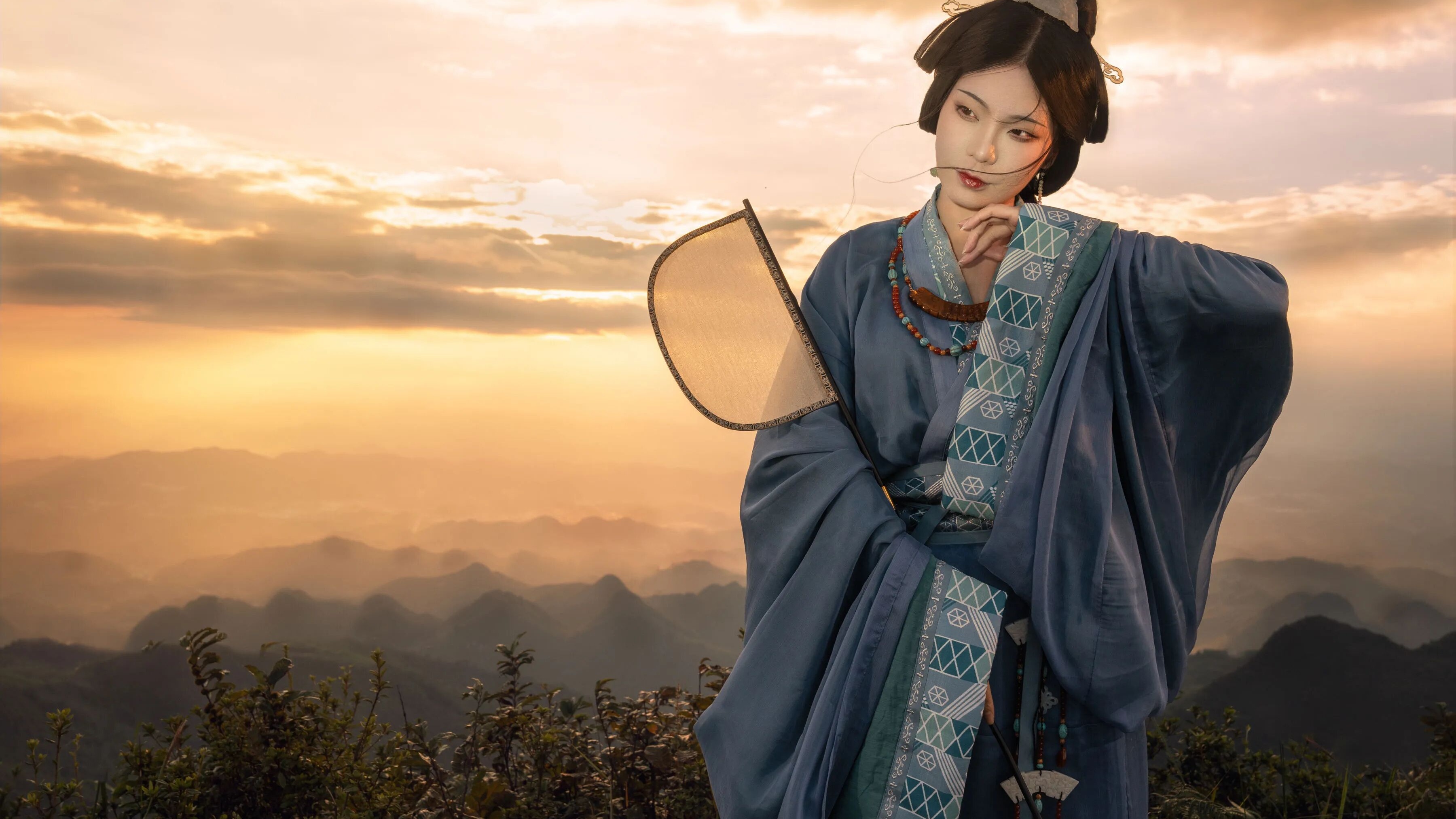 【汉服写真】蓝色战国袍配扇子,山顶日落拍出电影画意