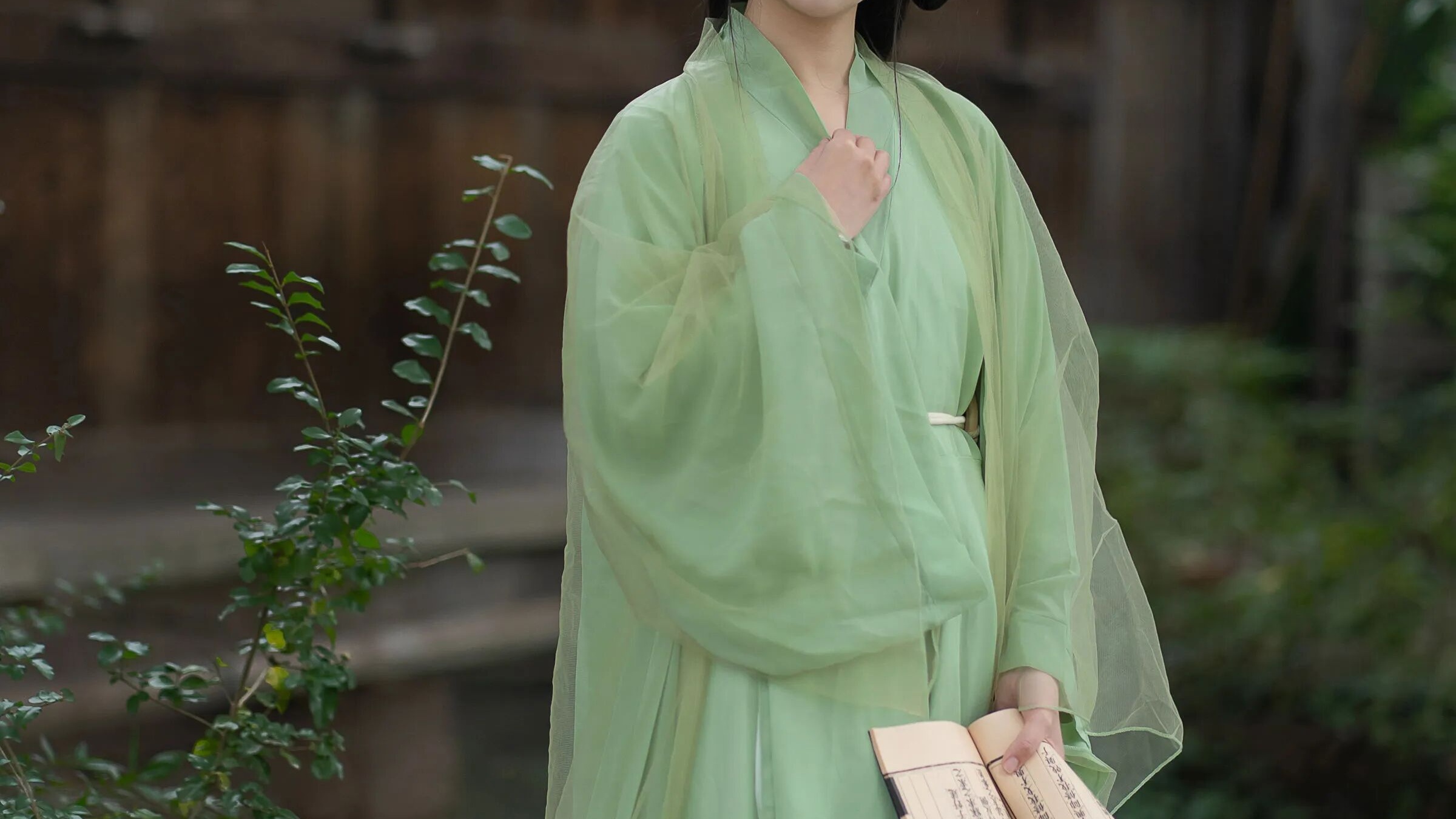 【汉服写真】浅绿汉服不靠笑，老木屋捧卷拍出书卷气