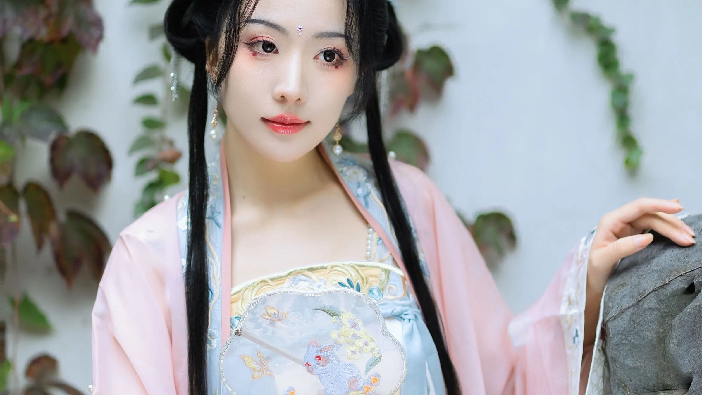 【汉服写真】手无处安放?团扇卷轴一入手,粉蓝汉服拍出书卷气