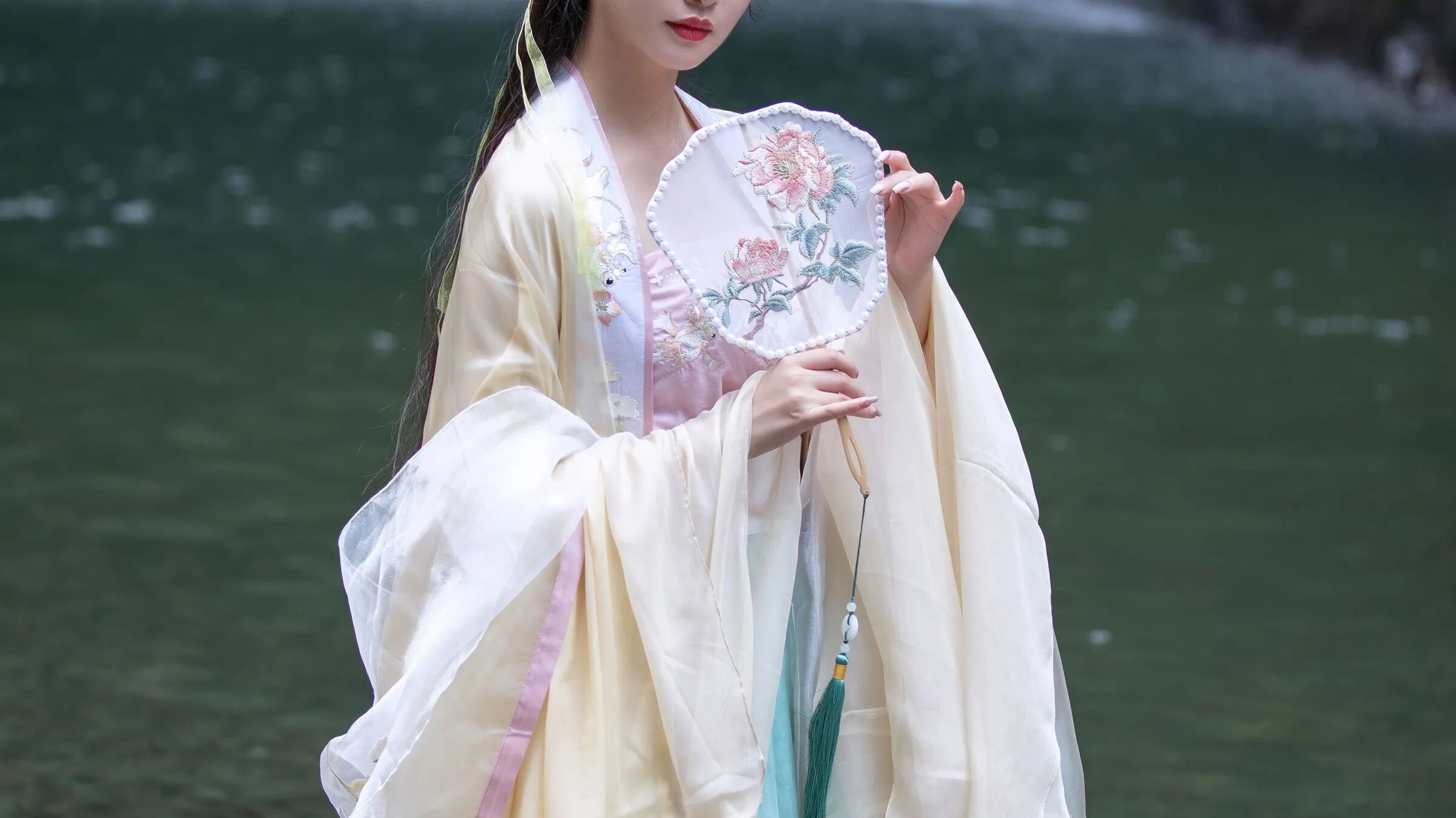 鹅黄汉服+油纸伞，在山涧溪流间，拍出飘逸空灵古风感