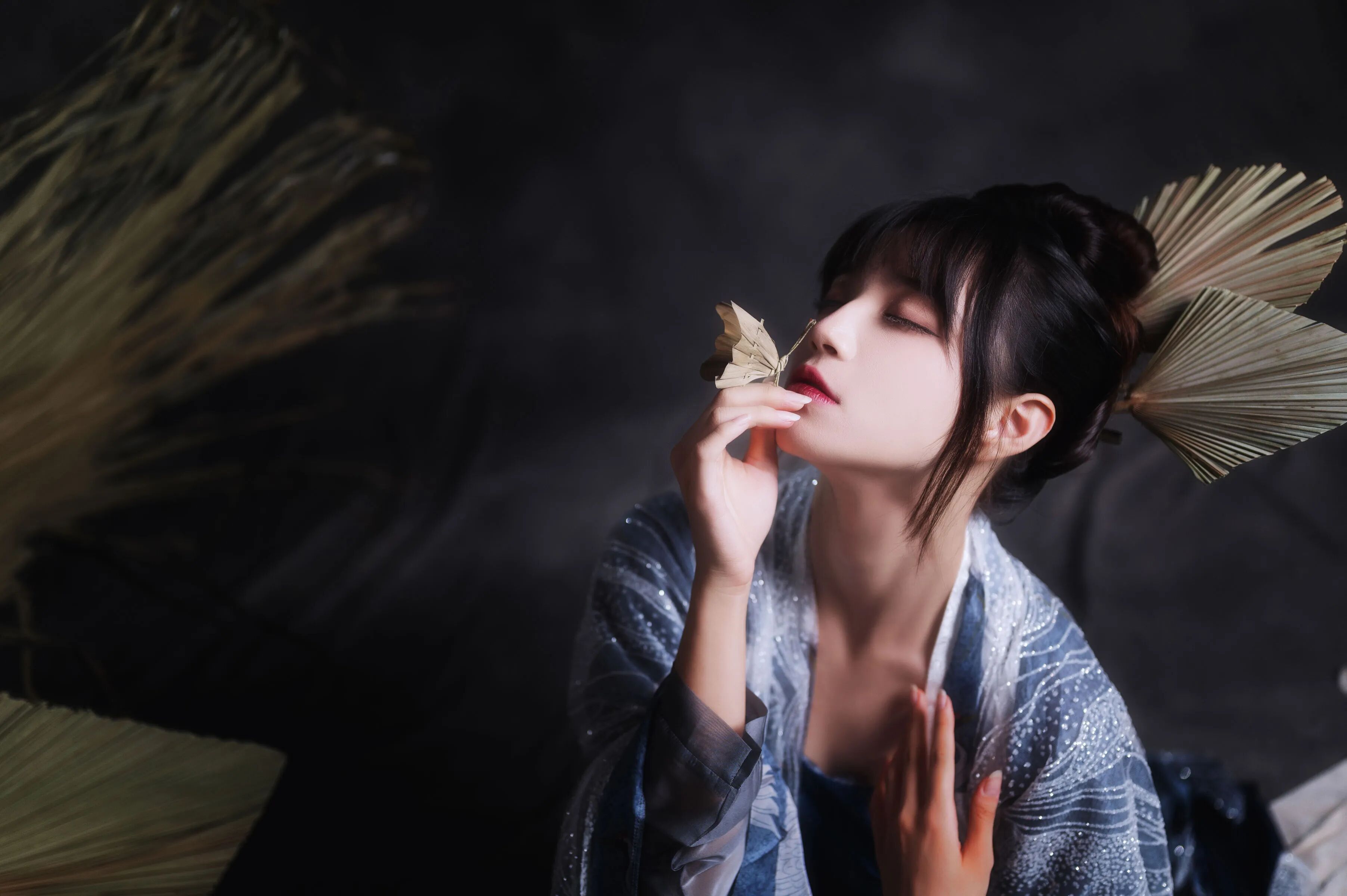 执蝶轻触唇边