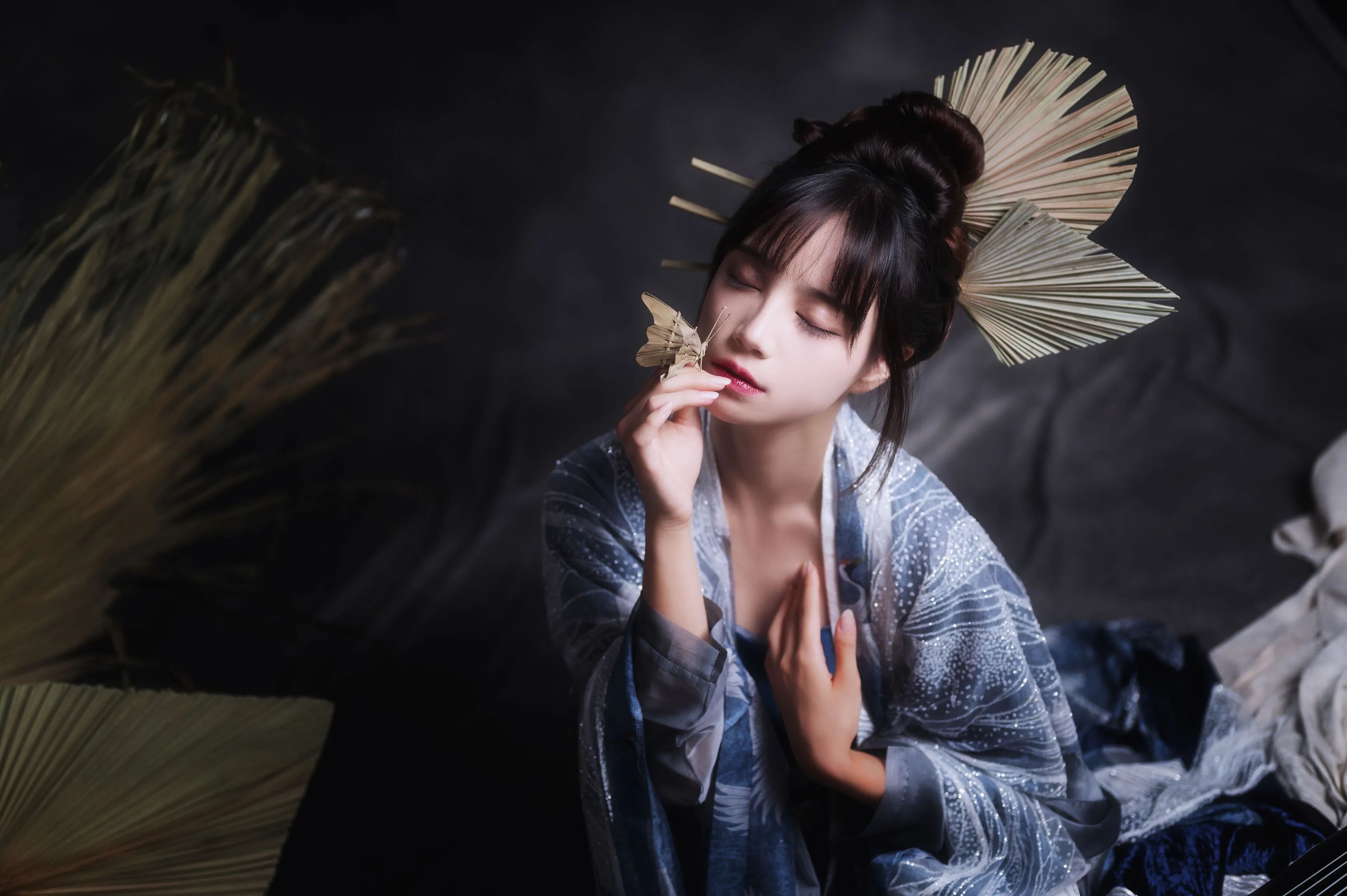 侧首蝶停唇畔