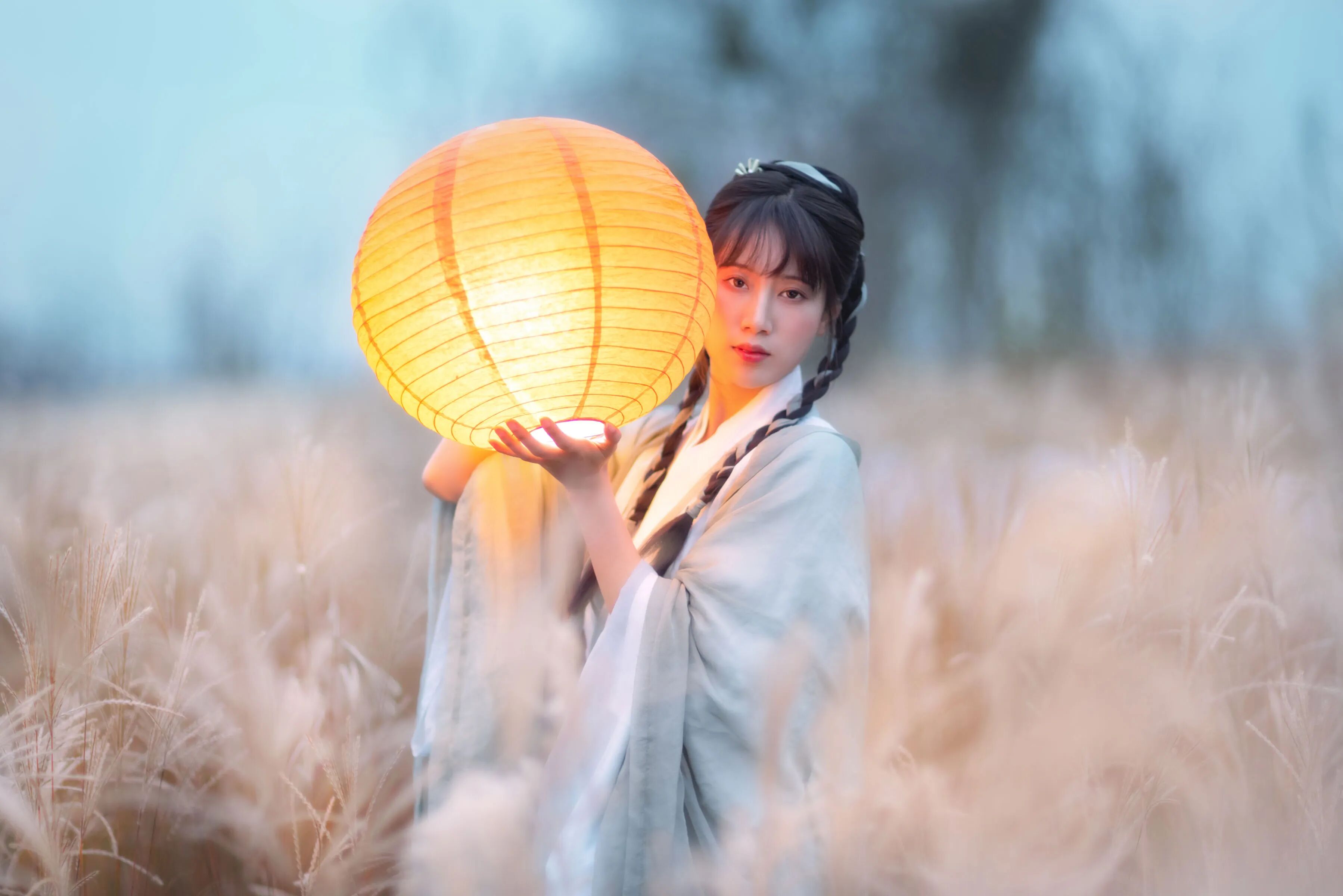 特写:捧灯侧眸