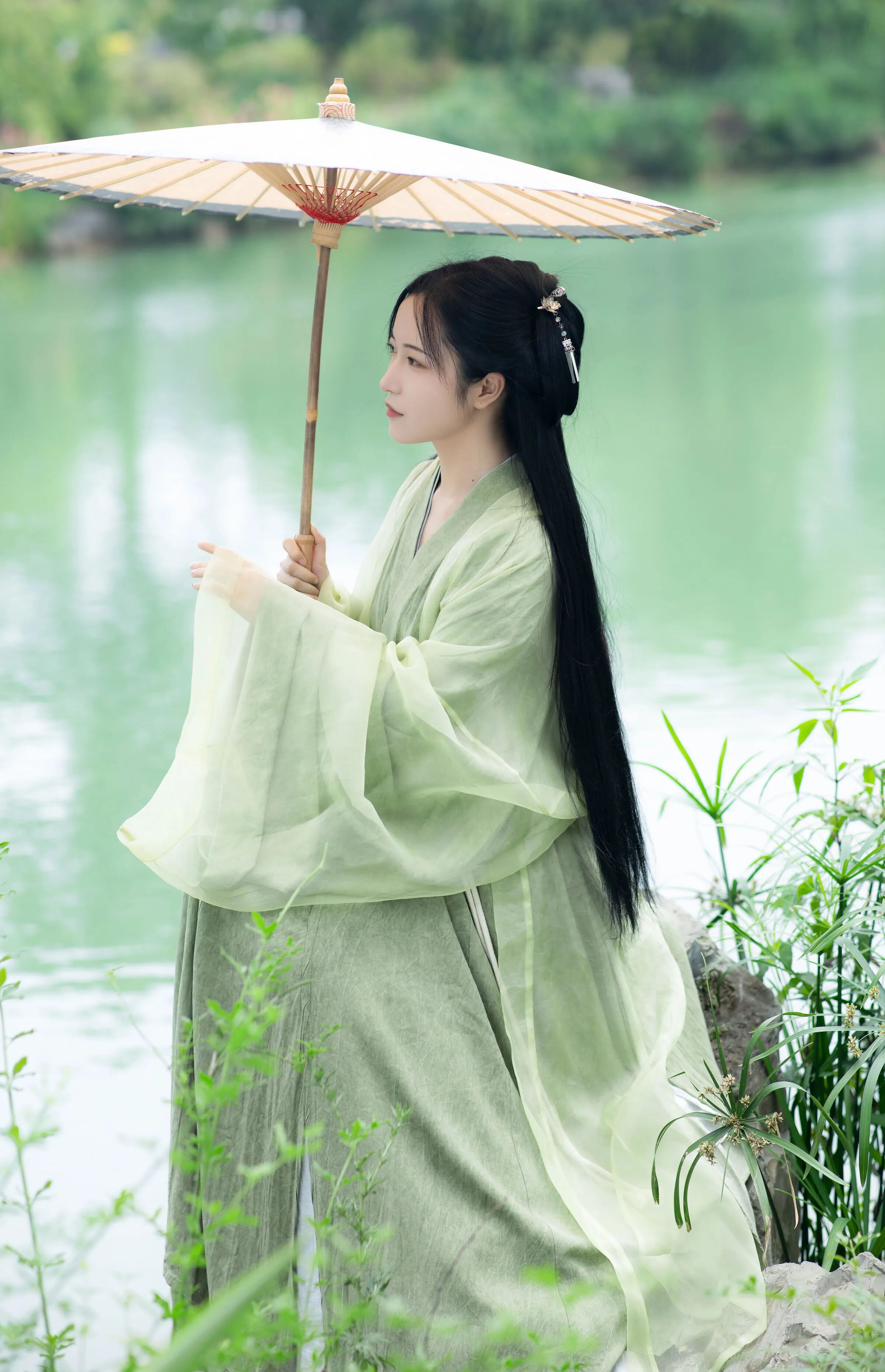 湖畔撑伞半身照