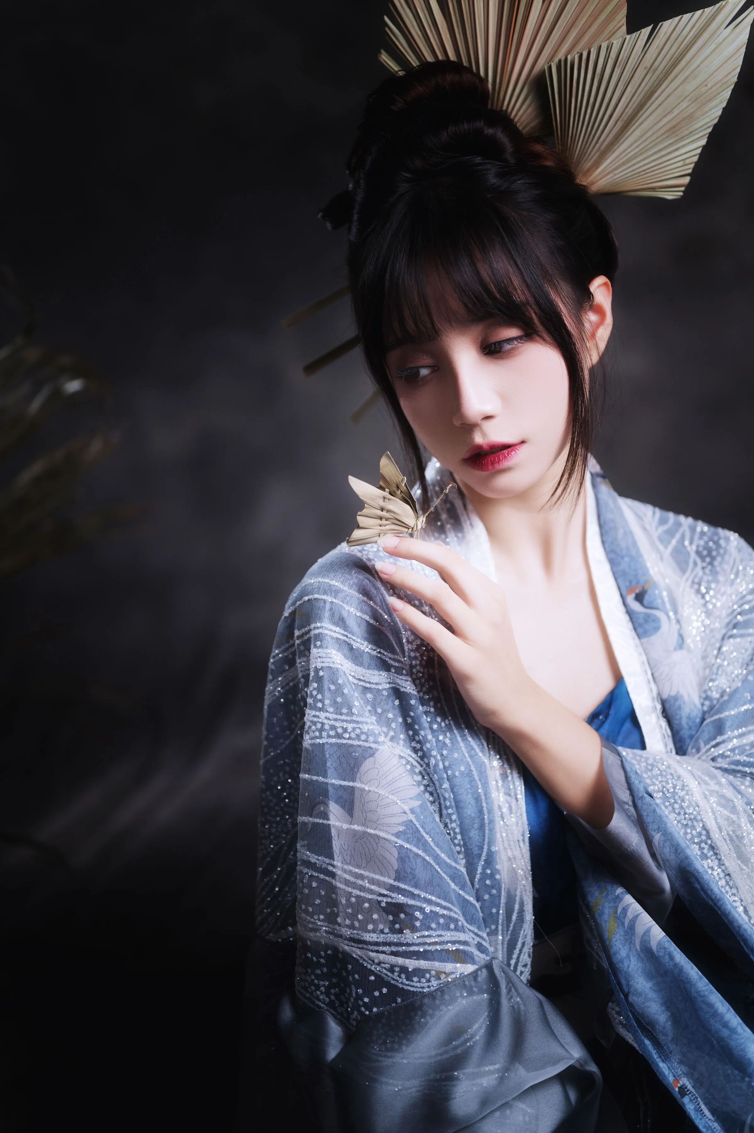 低头蝶落肩头