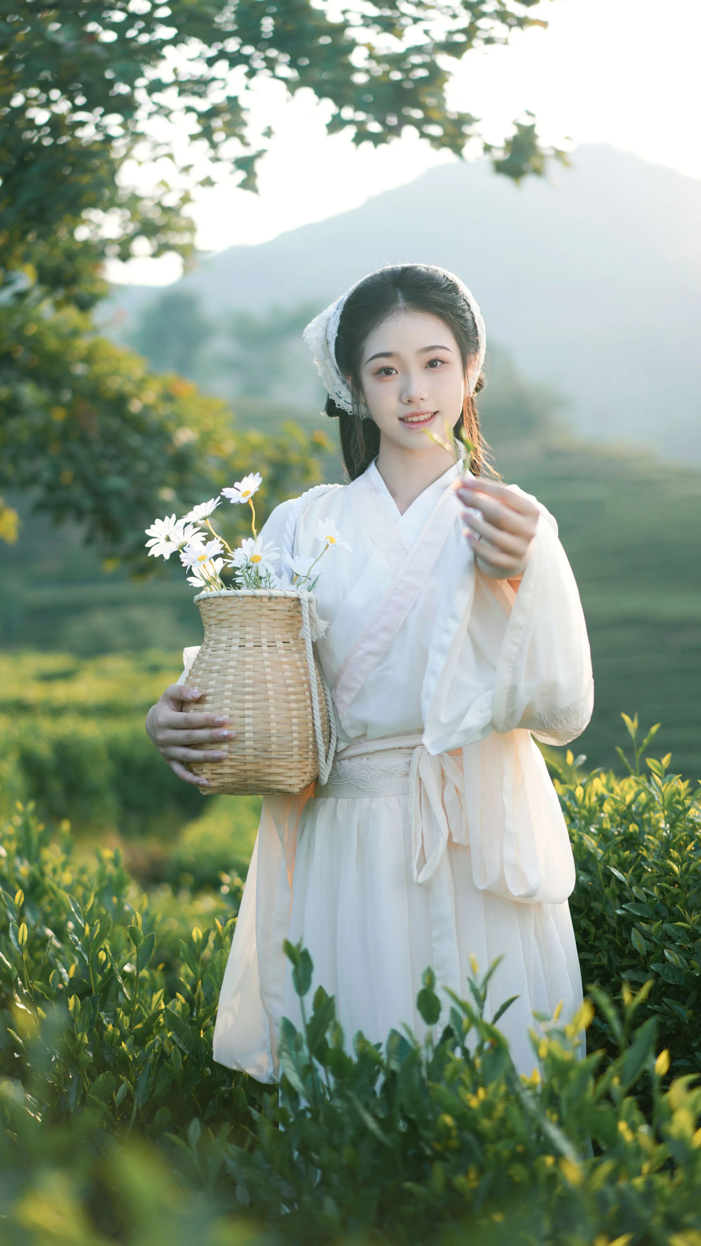 近景抽菊傍脸颊,逆光镶边透缝隙