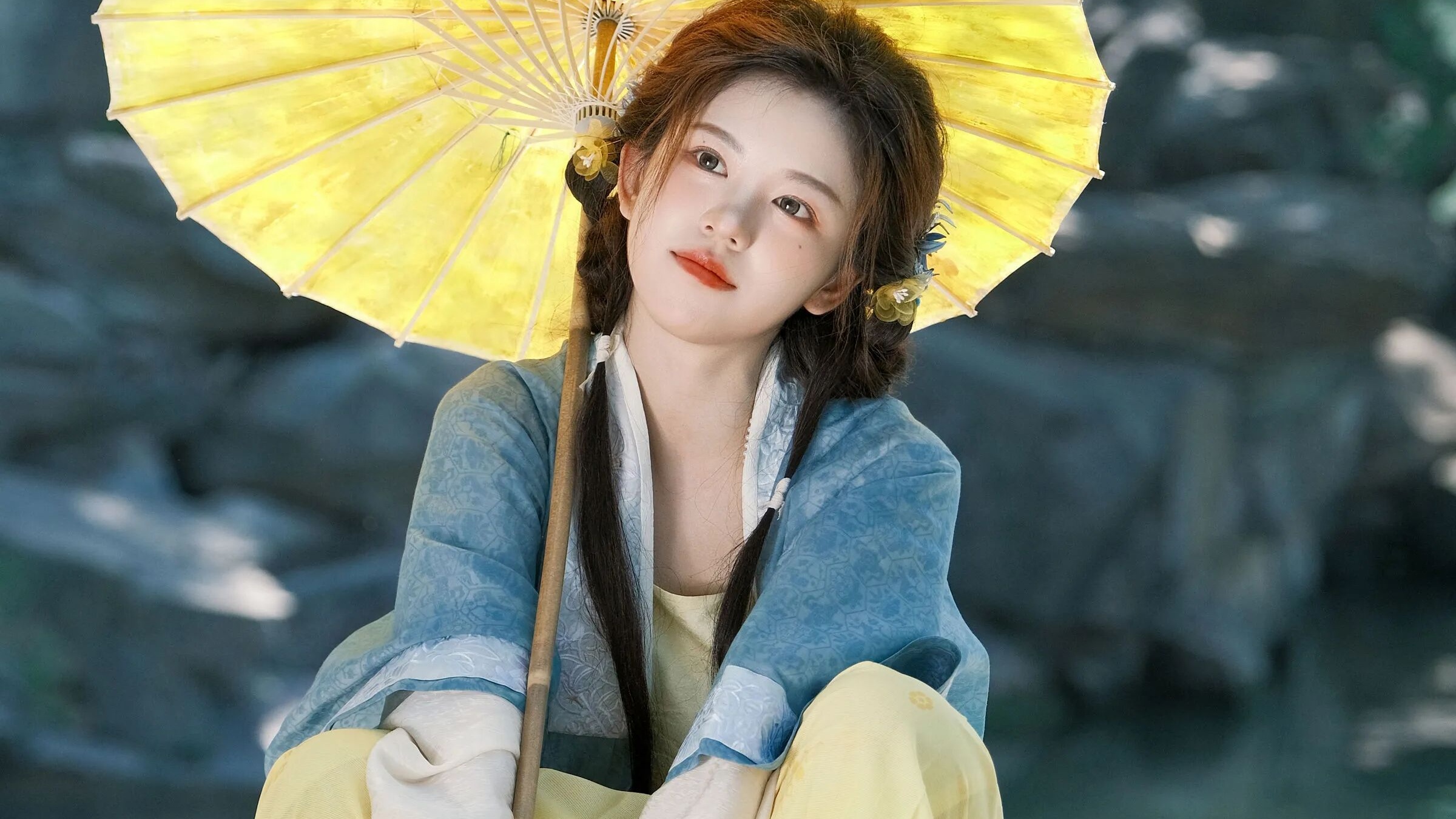 【汉服写真】蓝黄渐变汉服配油纸伞，水边青石拍出清甜古风少女感