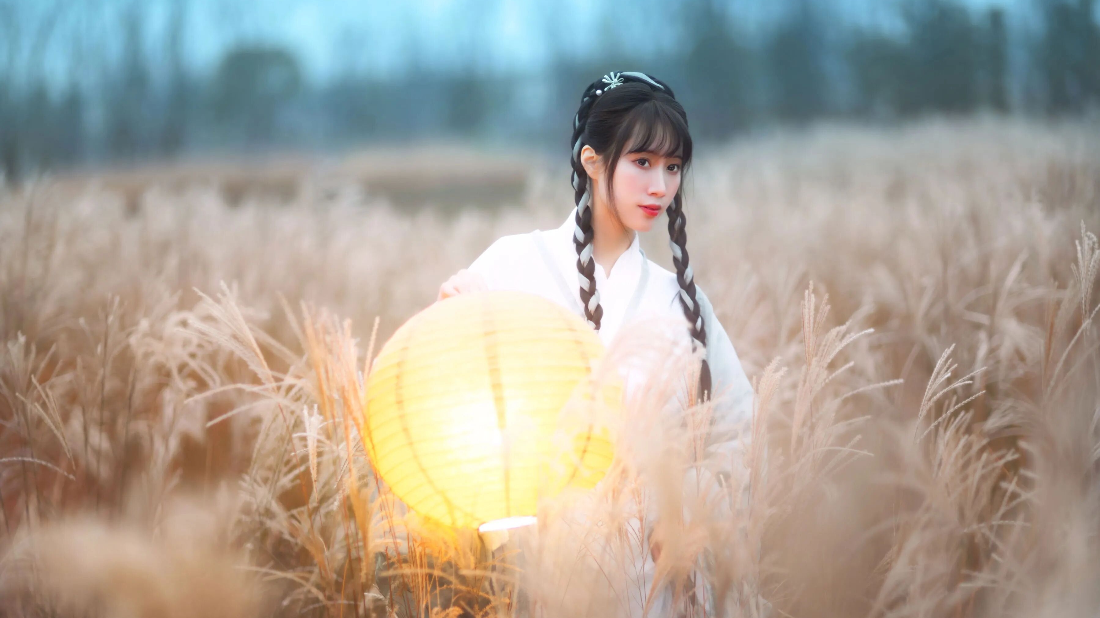 【汉服写真】浅蓝汉服配灯笼，芦苇荡里拍出温柔古风