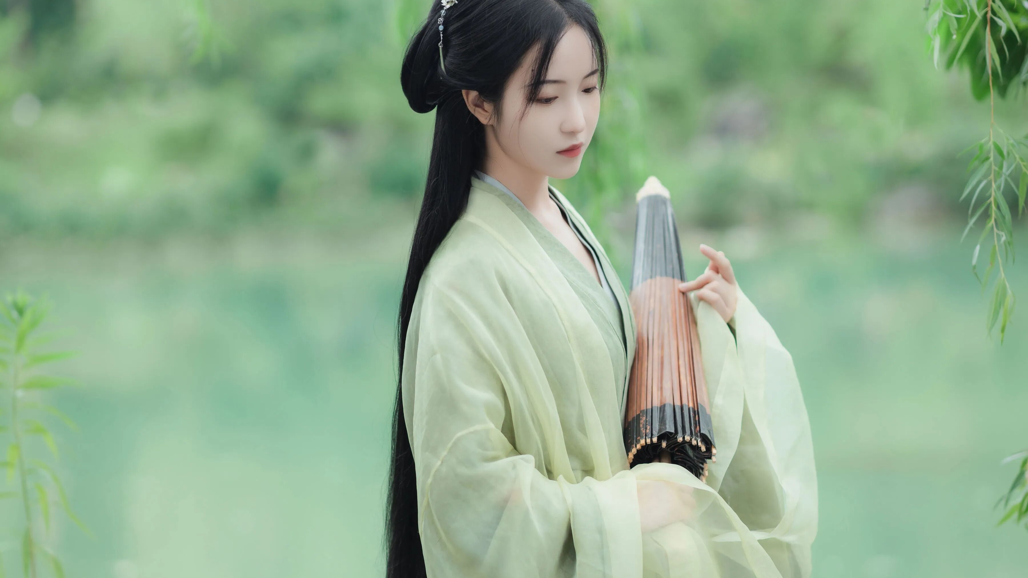 淡绿交领汉服+油纸伞，在湖边垂柳下，拍出清冷江南氛围感