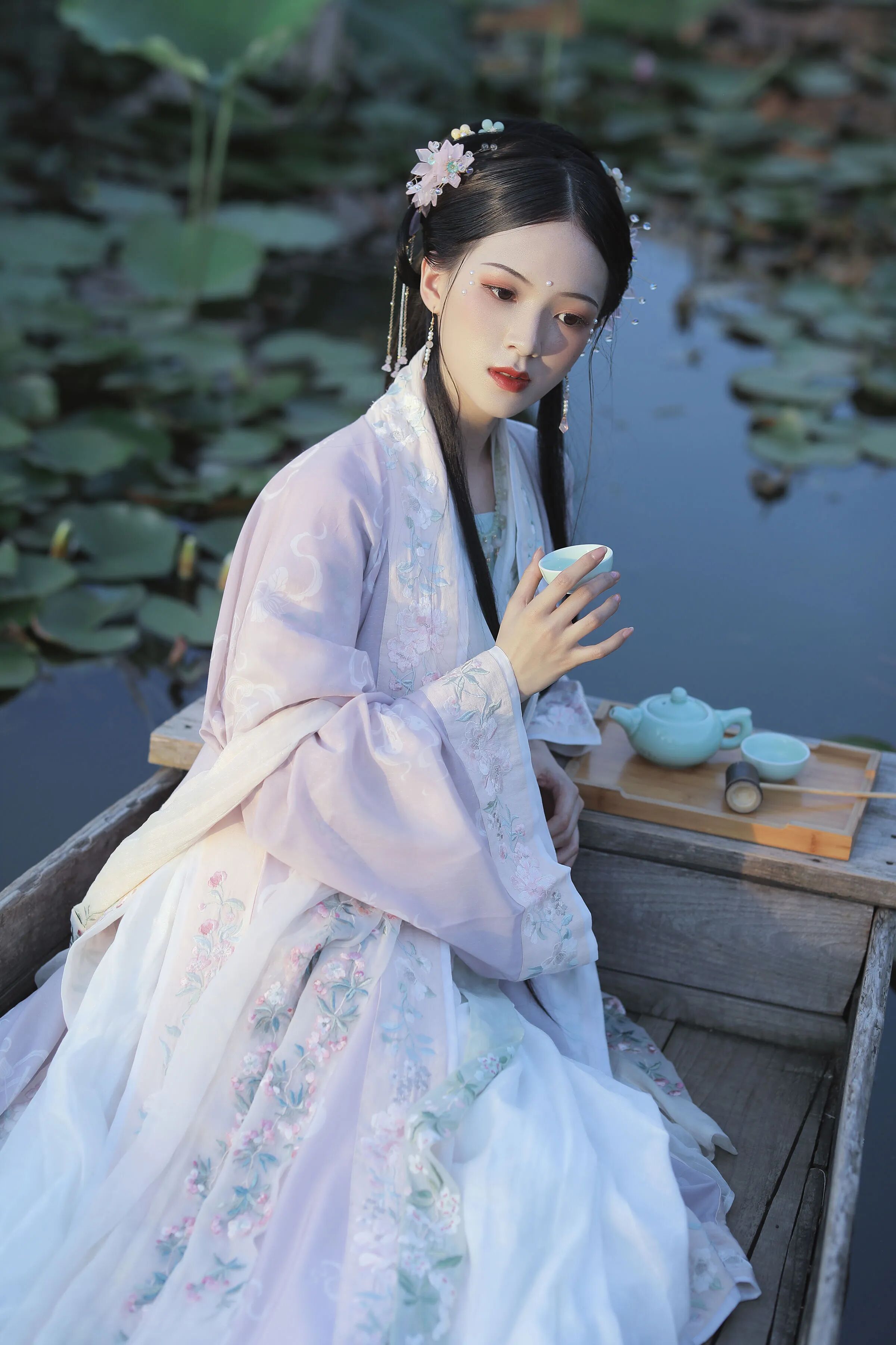 船头捧茶