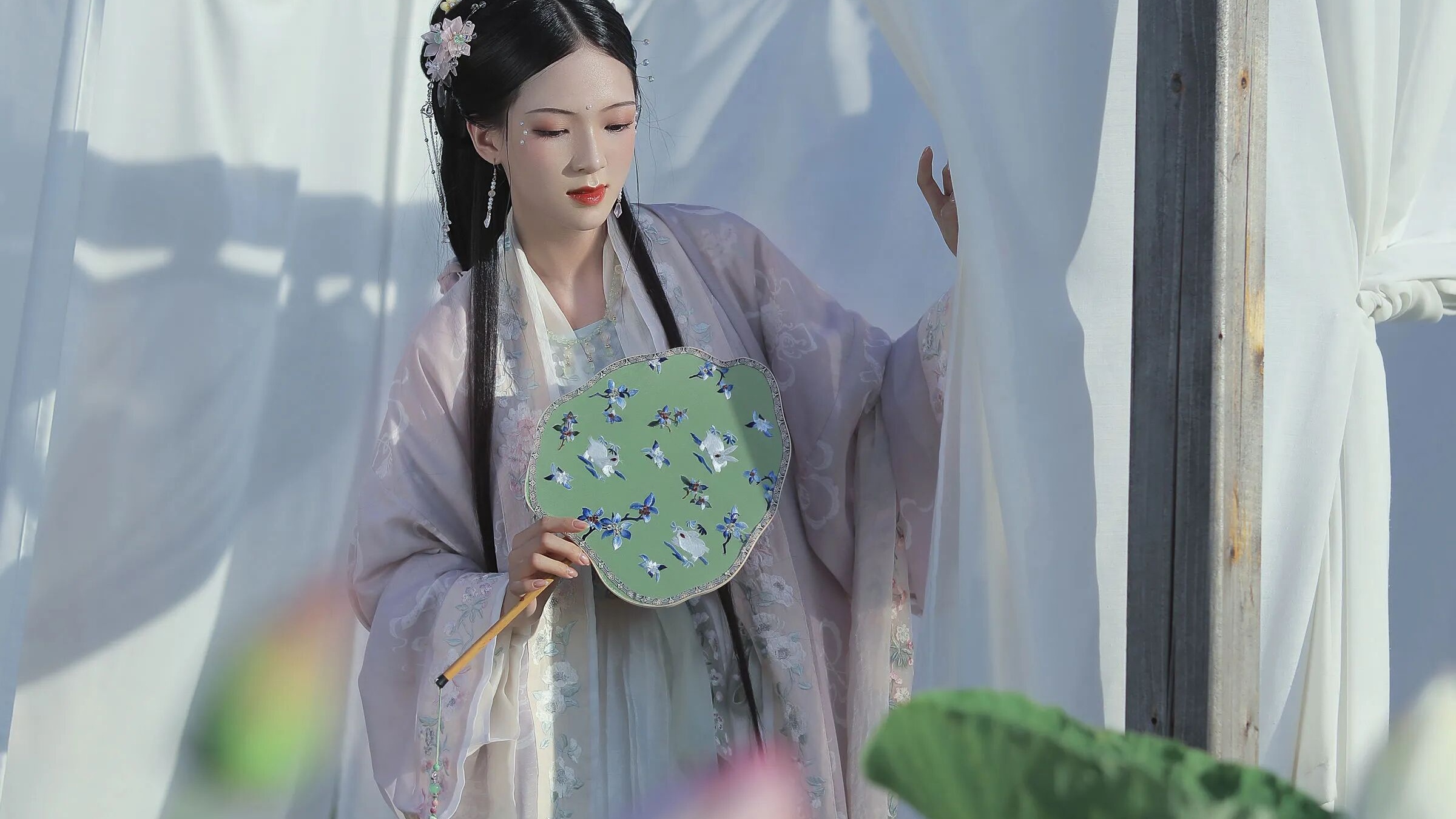 【汉服写真】淡紫汉服配荷塘纱幔,执扇泛舟拍出温婉江南