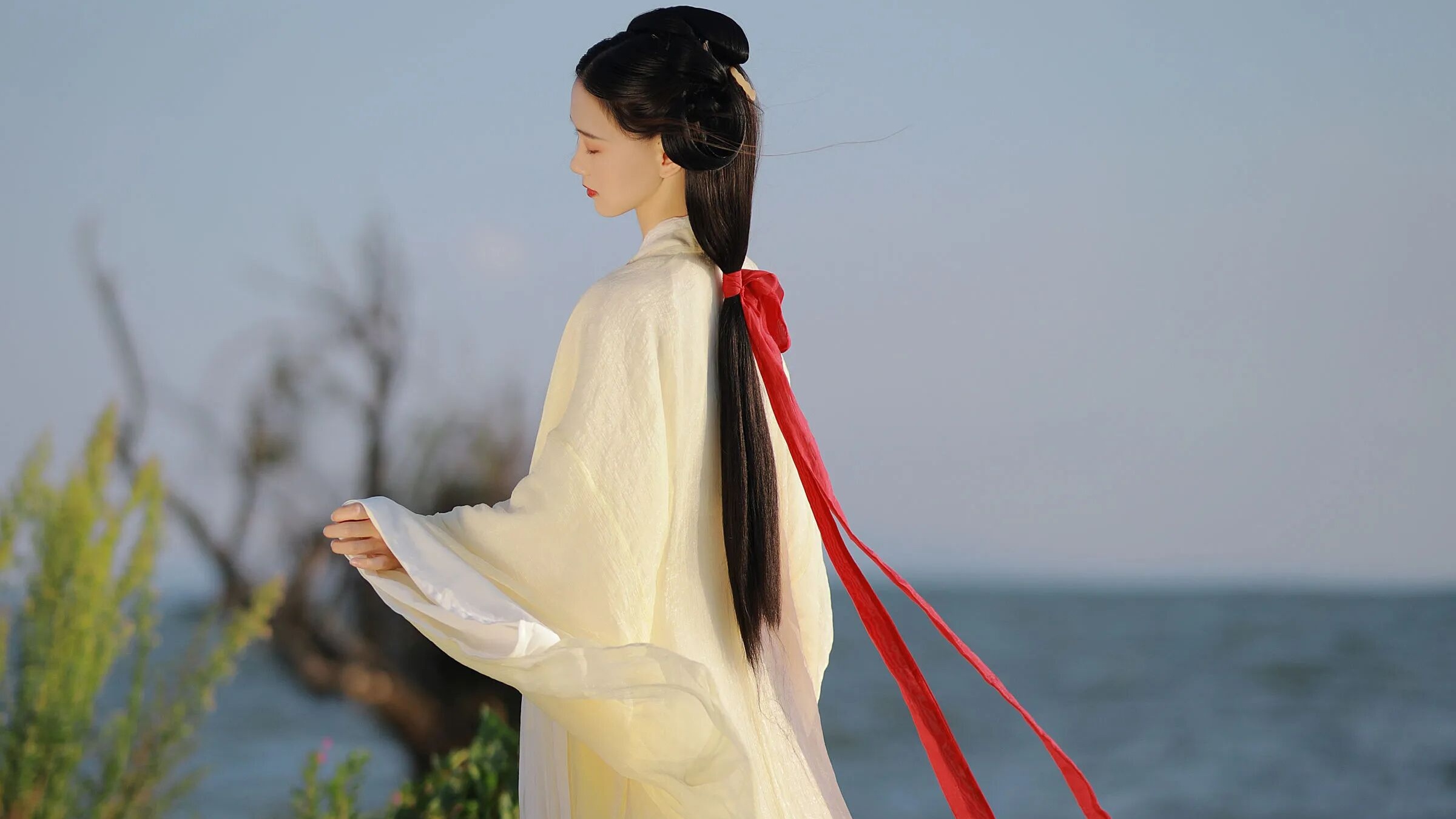 【汉服写真】素白红绸立礁岸：湖风起处，一抹亮色托出清冷飘逸