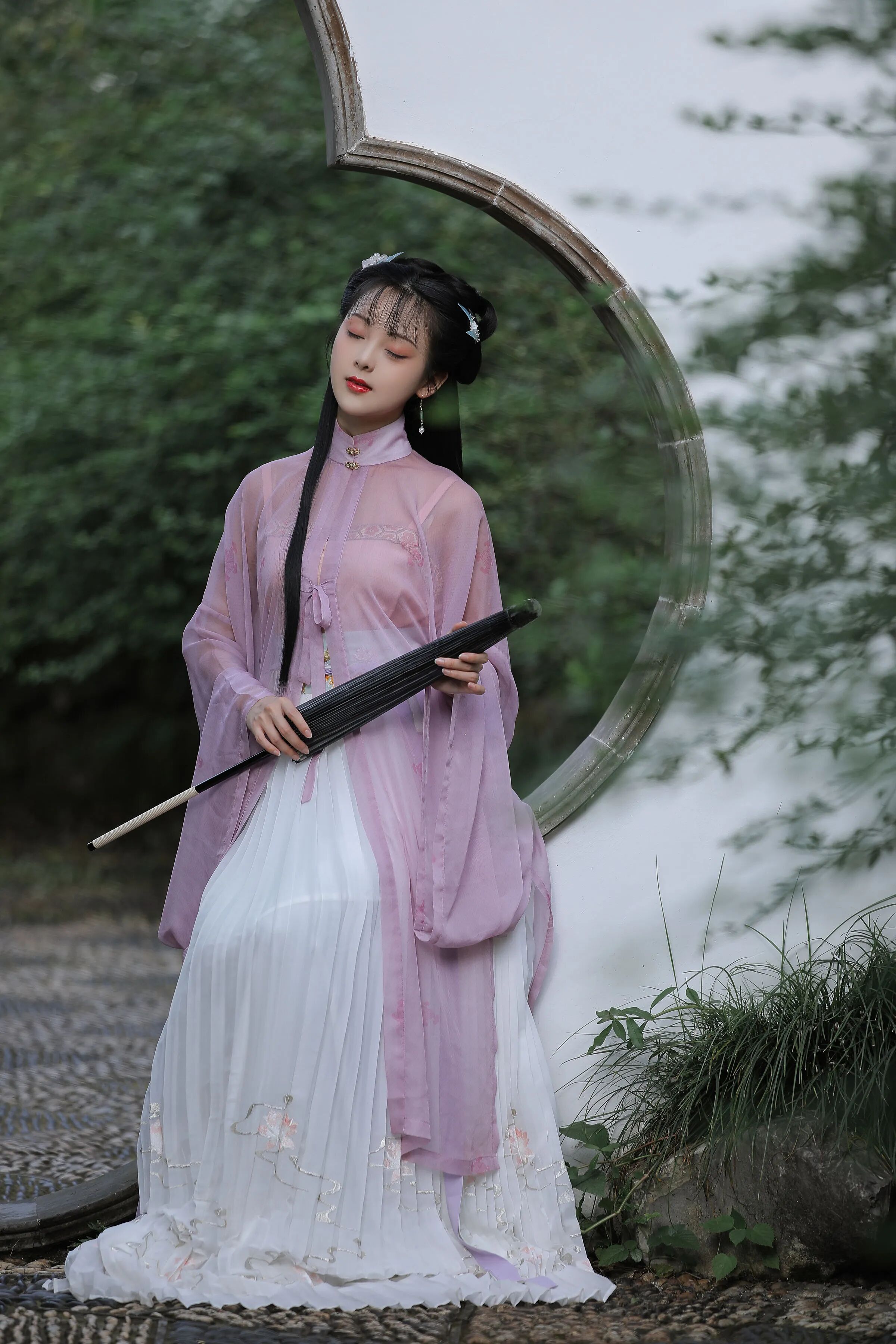 举伞立门前