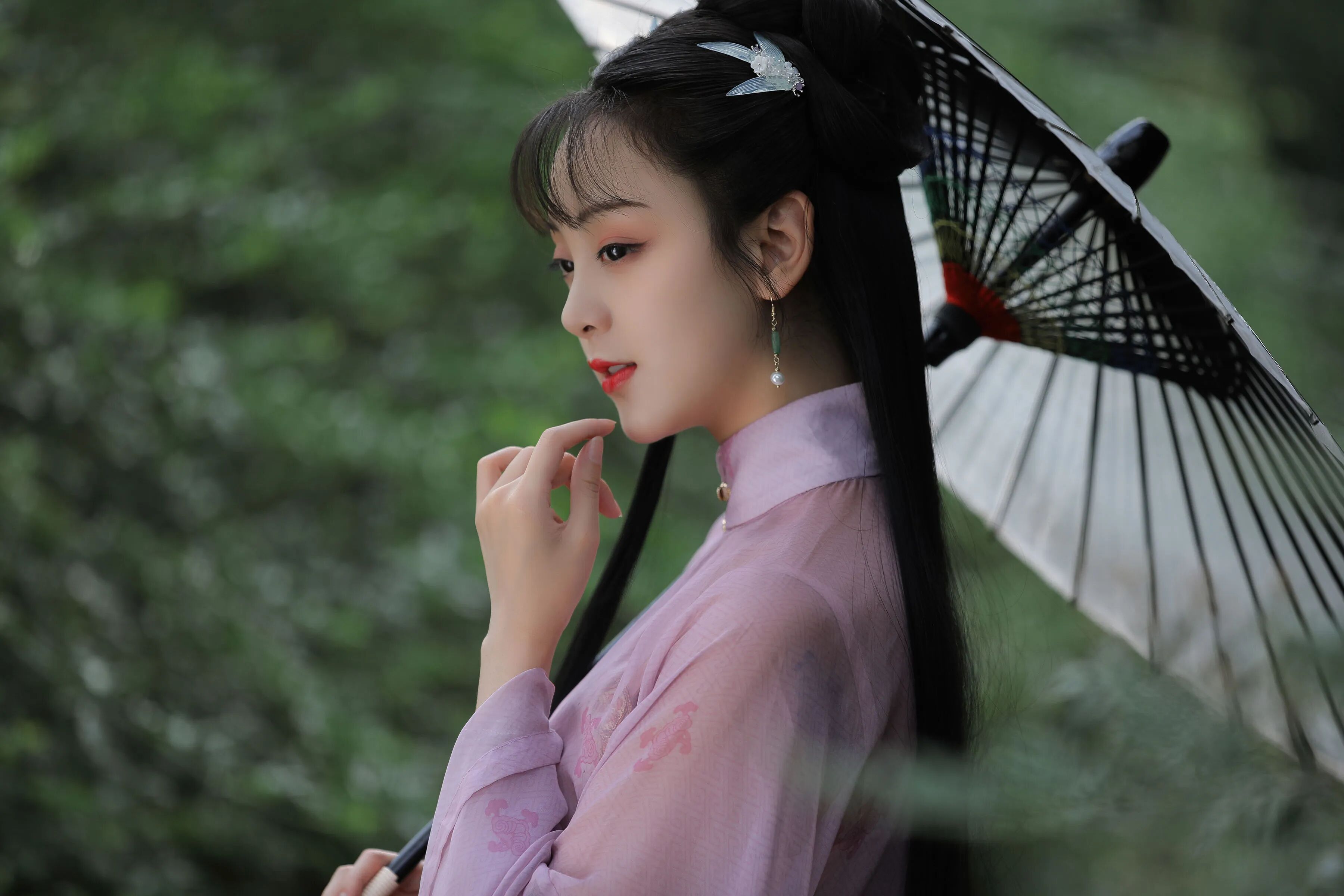 撑伞触颊