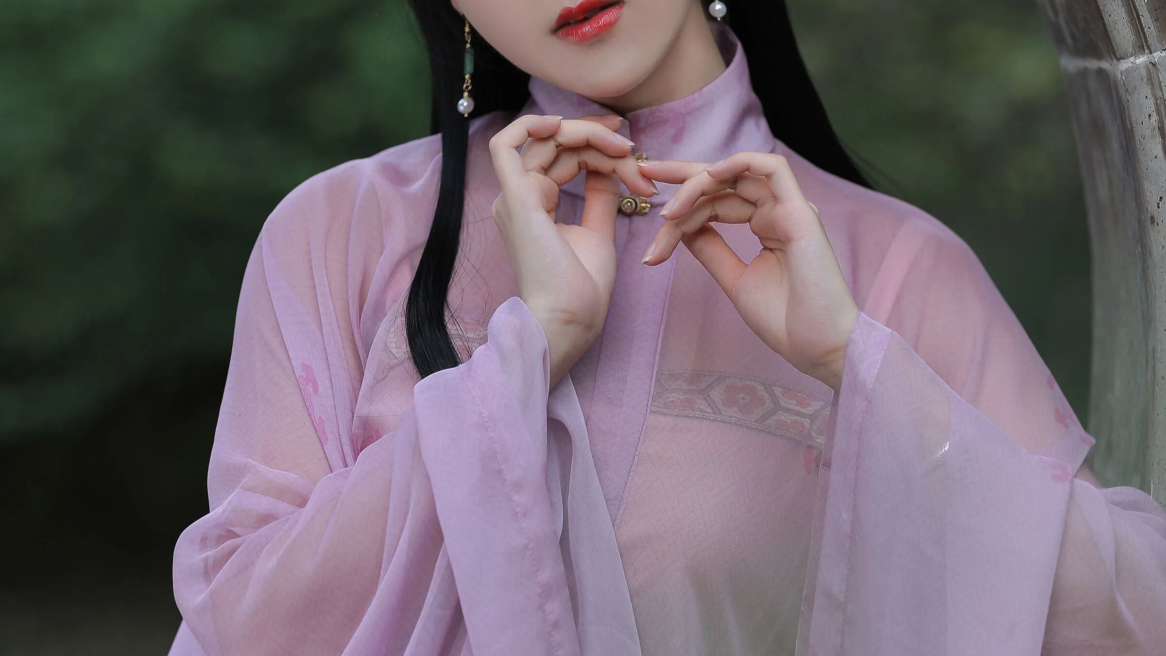 【汉服写真】浅紫纱衫配白纸伞,园林圆门拍出清冷温婉