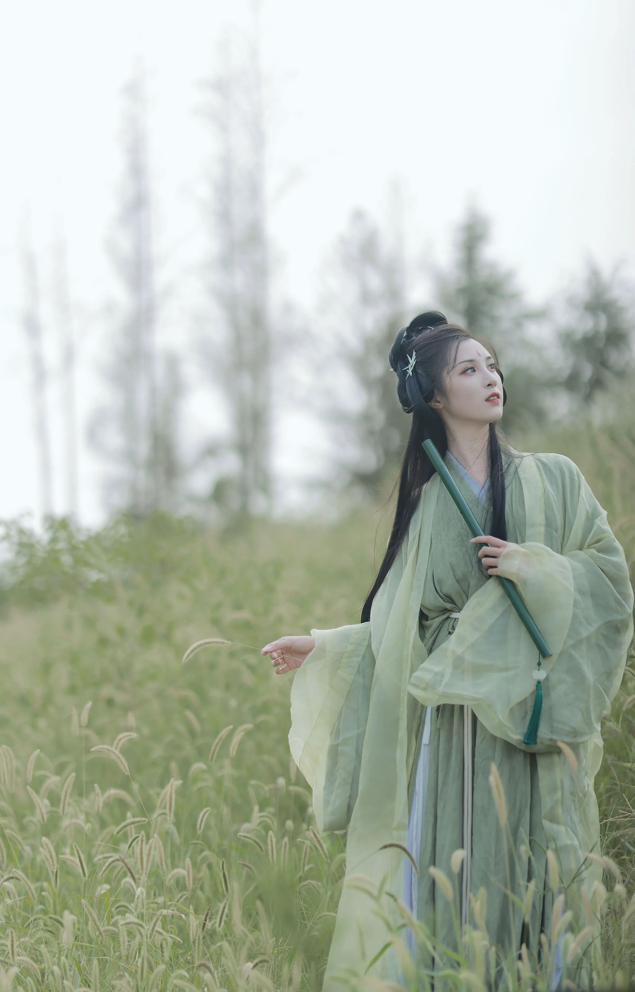 蹲身触草穗