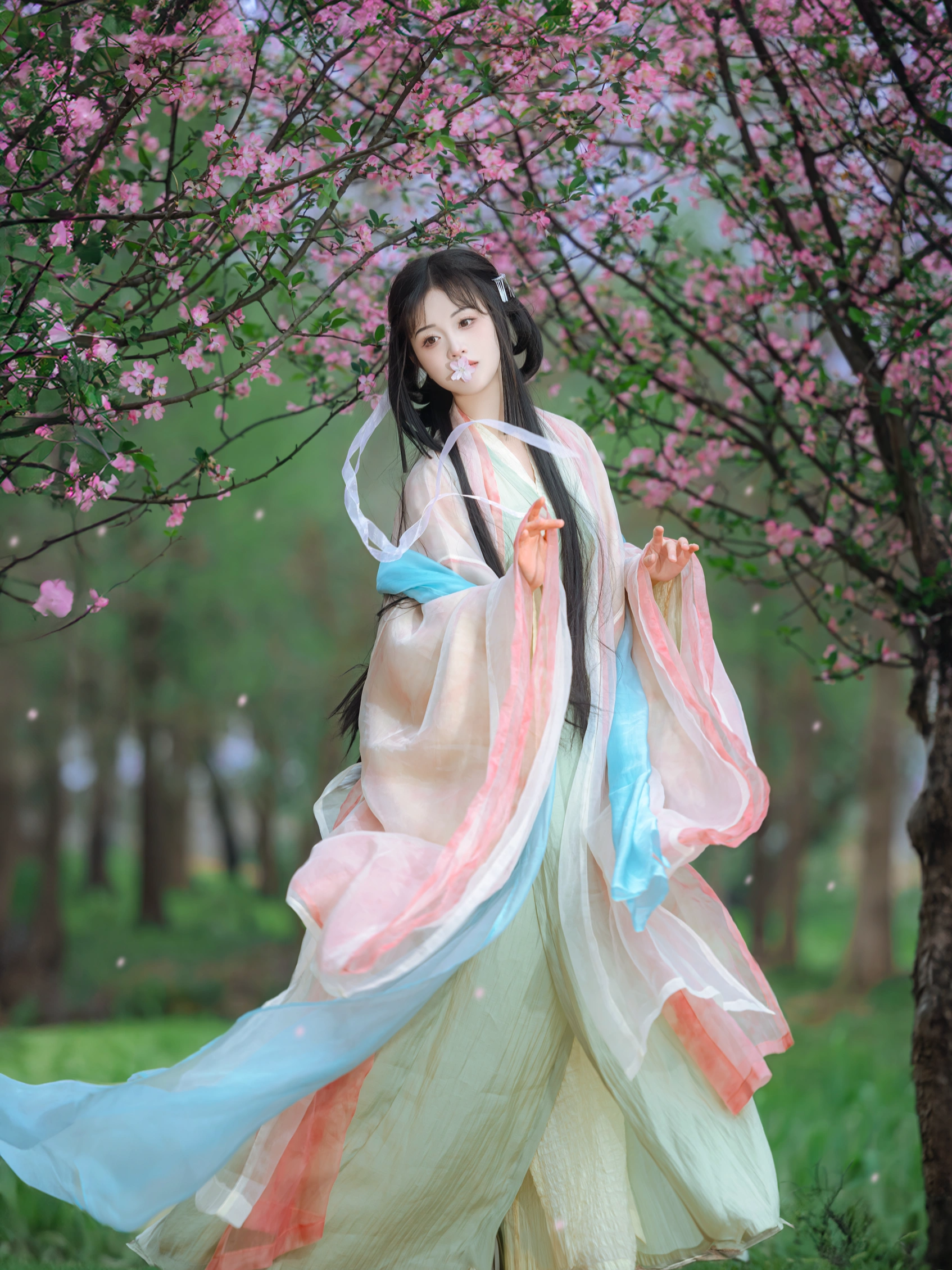 粉带飘起,和湖面的涟漪一起织成画