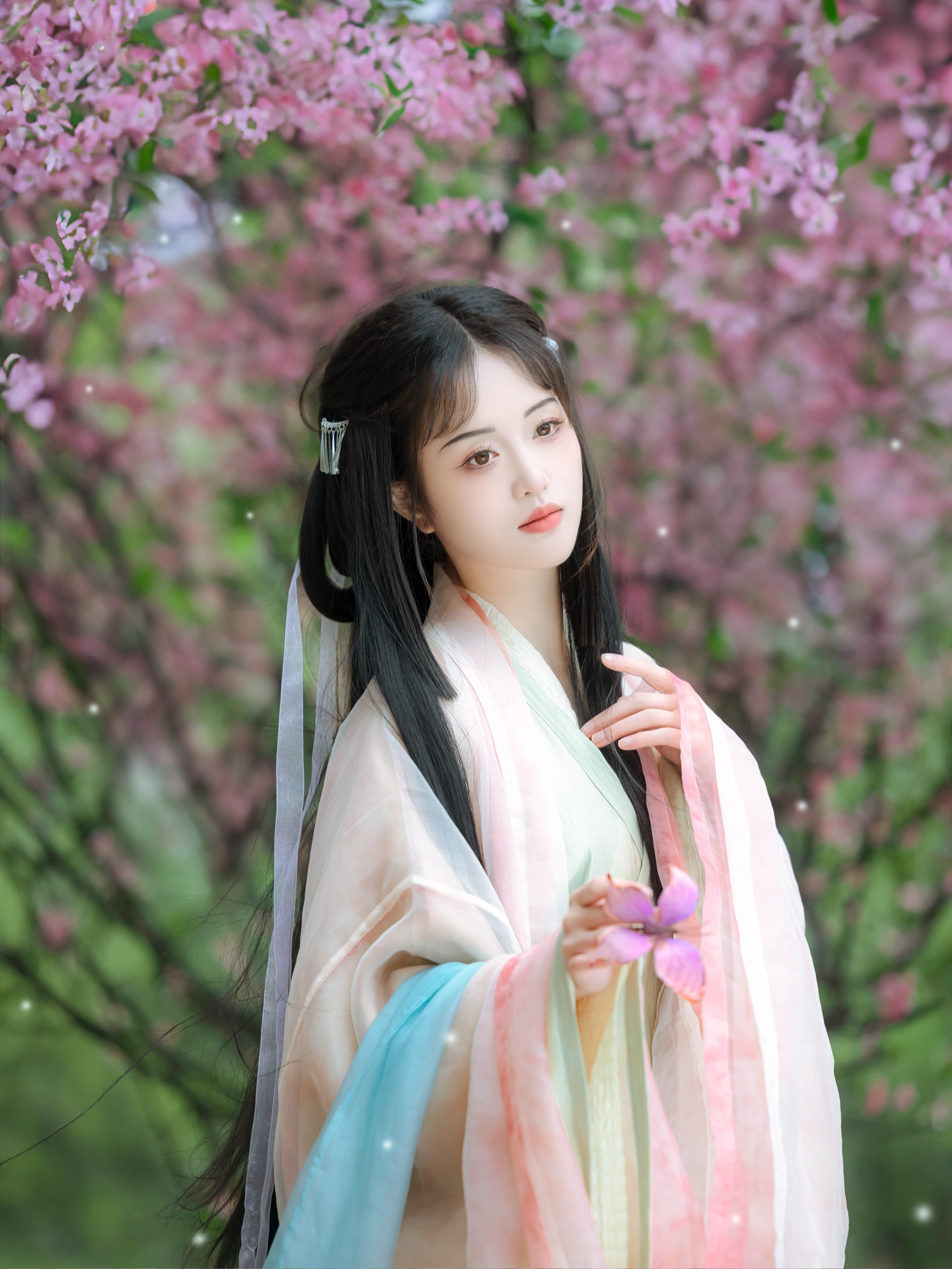 翠色映水,裙摆的绿比湖水深一度