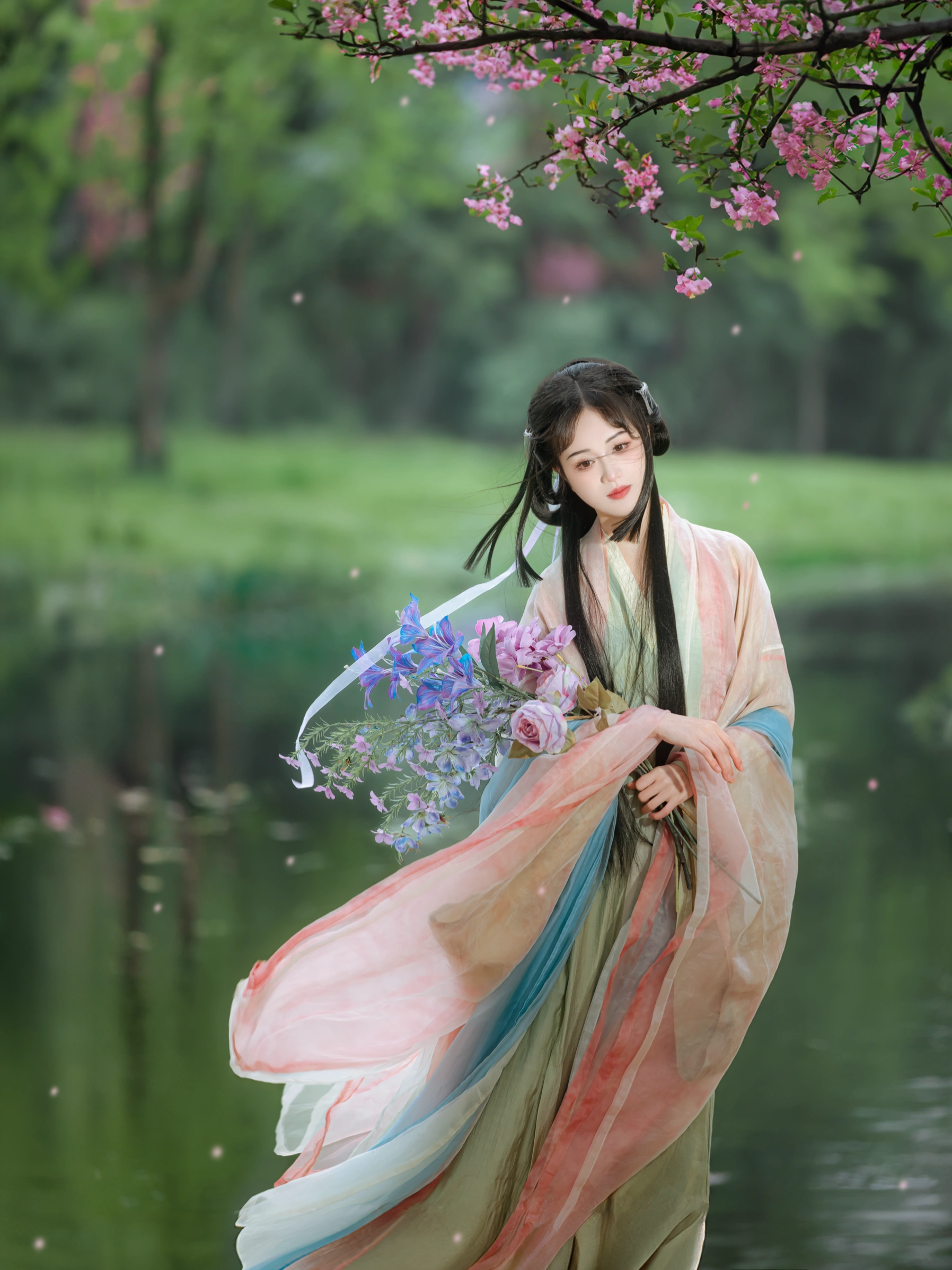 回眸湖光,眼里有水光裙上有风声