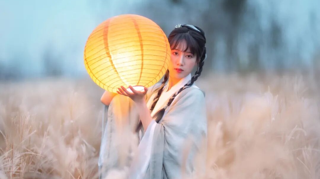 浅蓝汉服+暖黄灯笼,芦苇暮色拍出温柔古风感