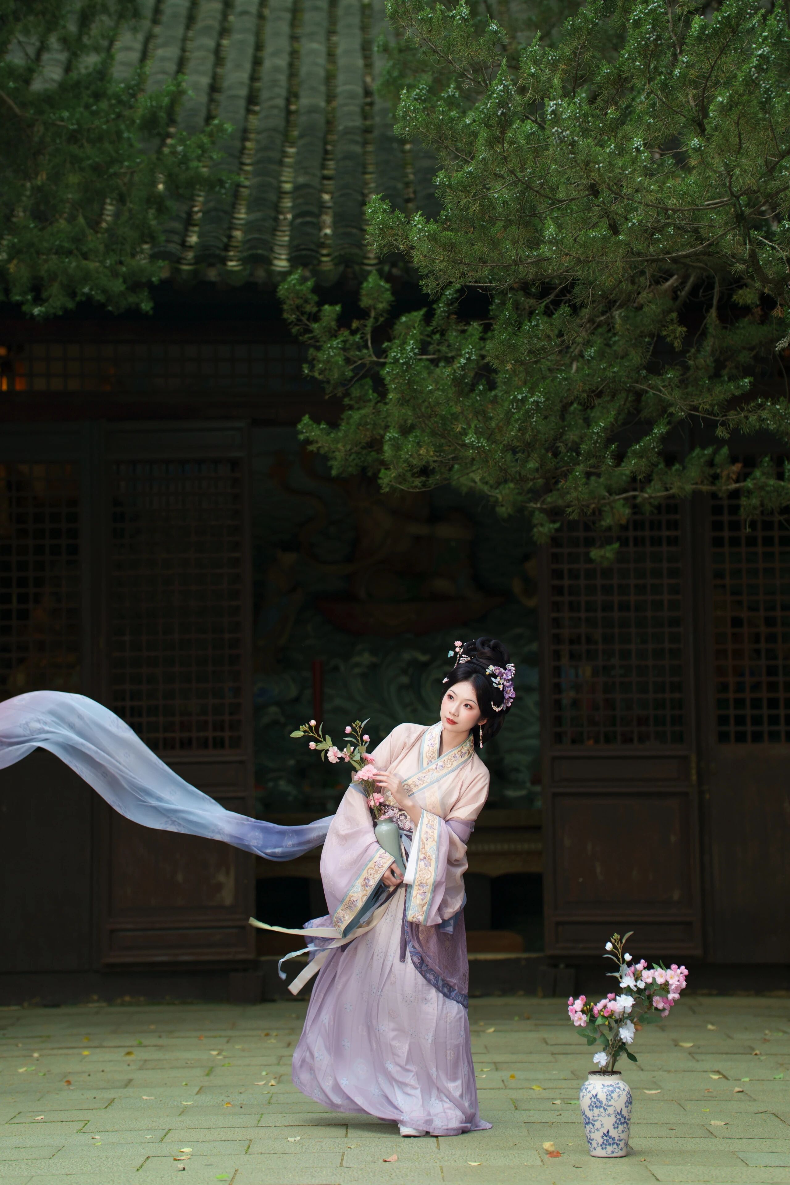 【汉服写真】魏晋仙风宋韵淡颜:清风裹袖,一眼封神的东方留白