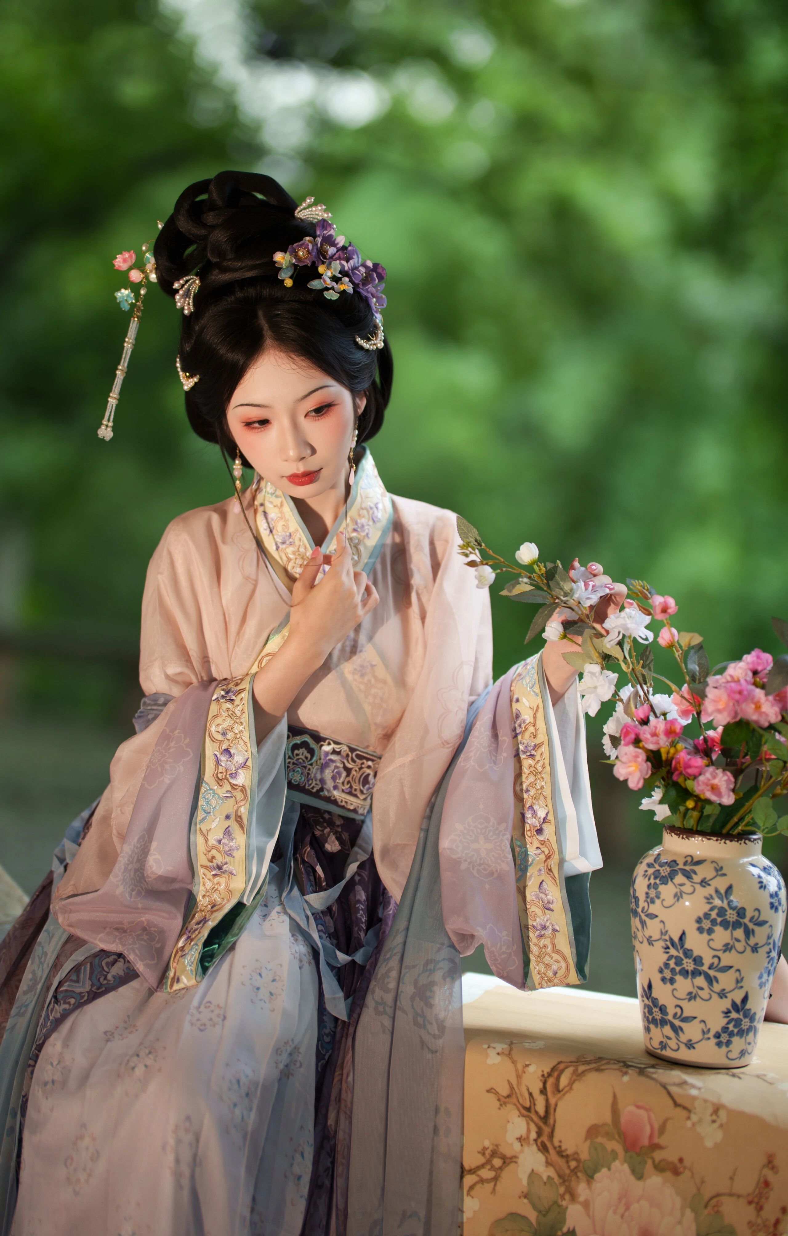 【汉服写真】魏晋仙风宋韵淡颜:清风裹袖,一眼封神的东方留白