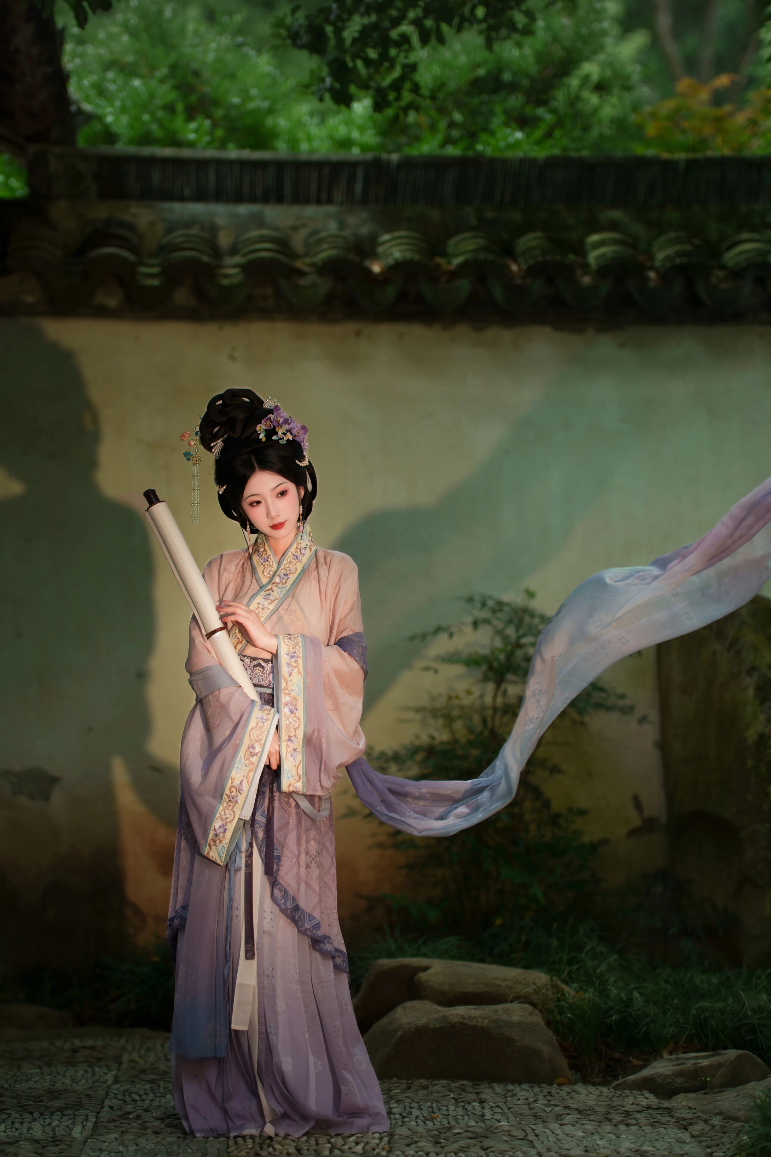 【汉服写真】魏晋仙风宋韵淡颜:清风裹袖,一眼封神的东方留白