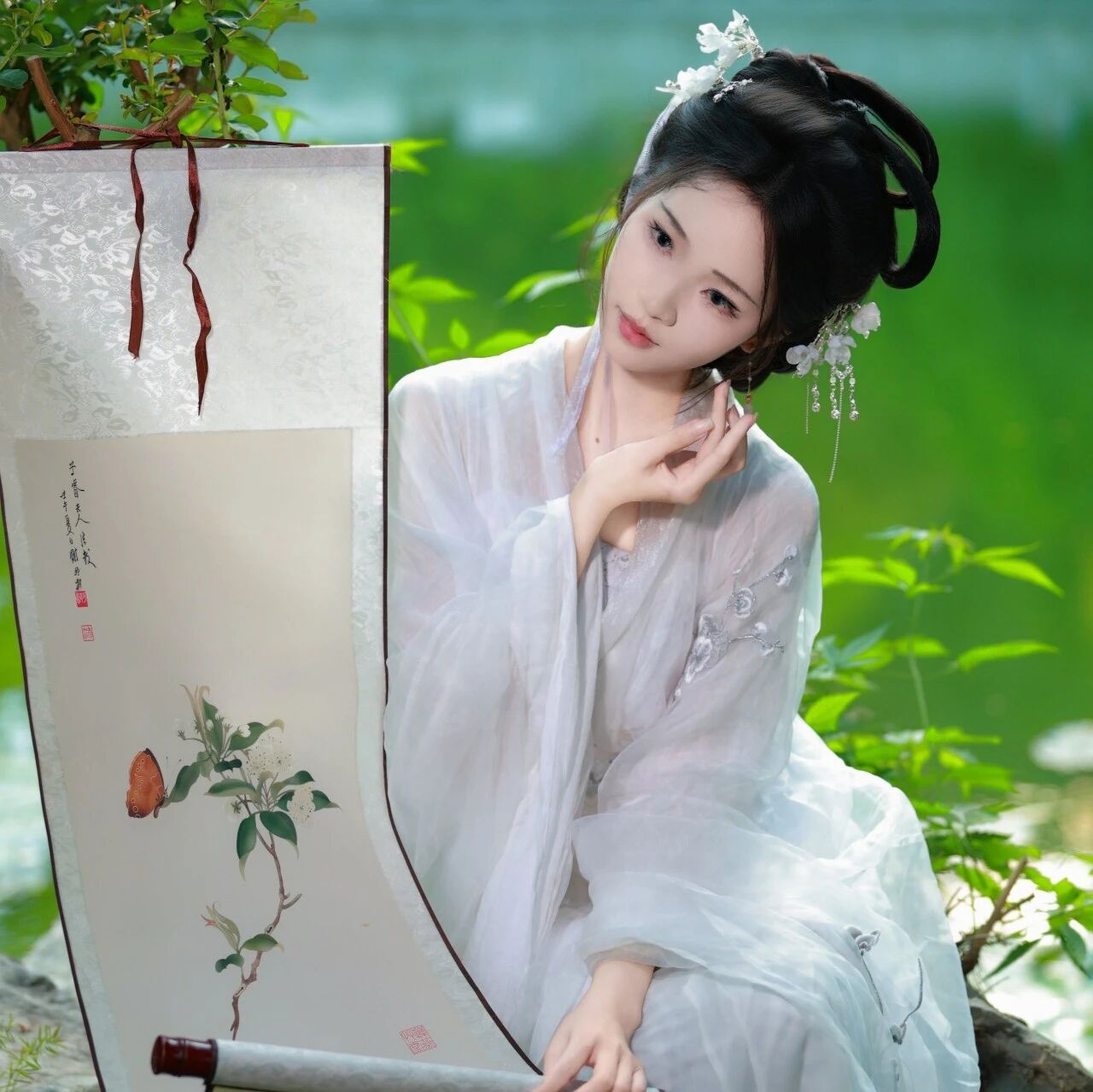 素衣临水执画卷:汉服少女入画来,一轴山水一寸心