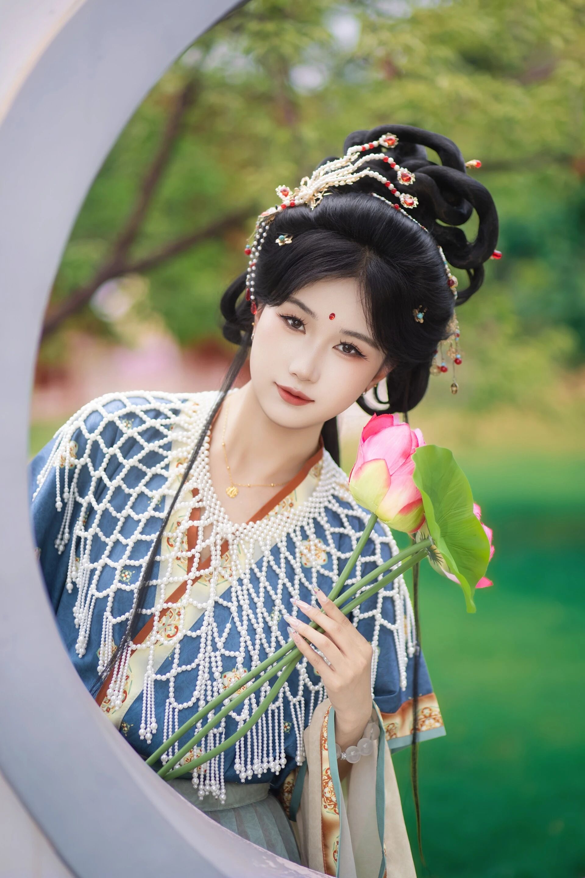 【汉服妆造】开封宋仕女:妆成汴京一梦,衣香鬓影入画来