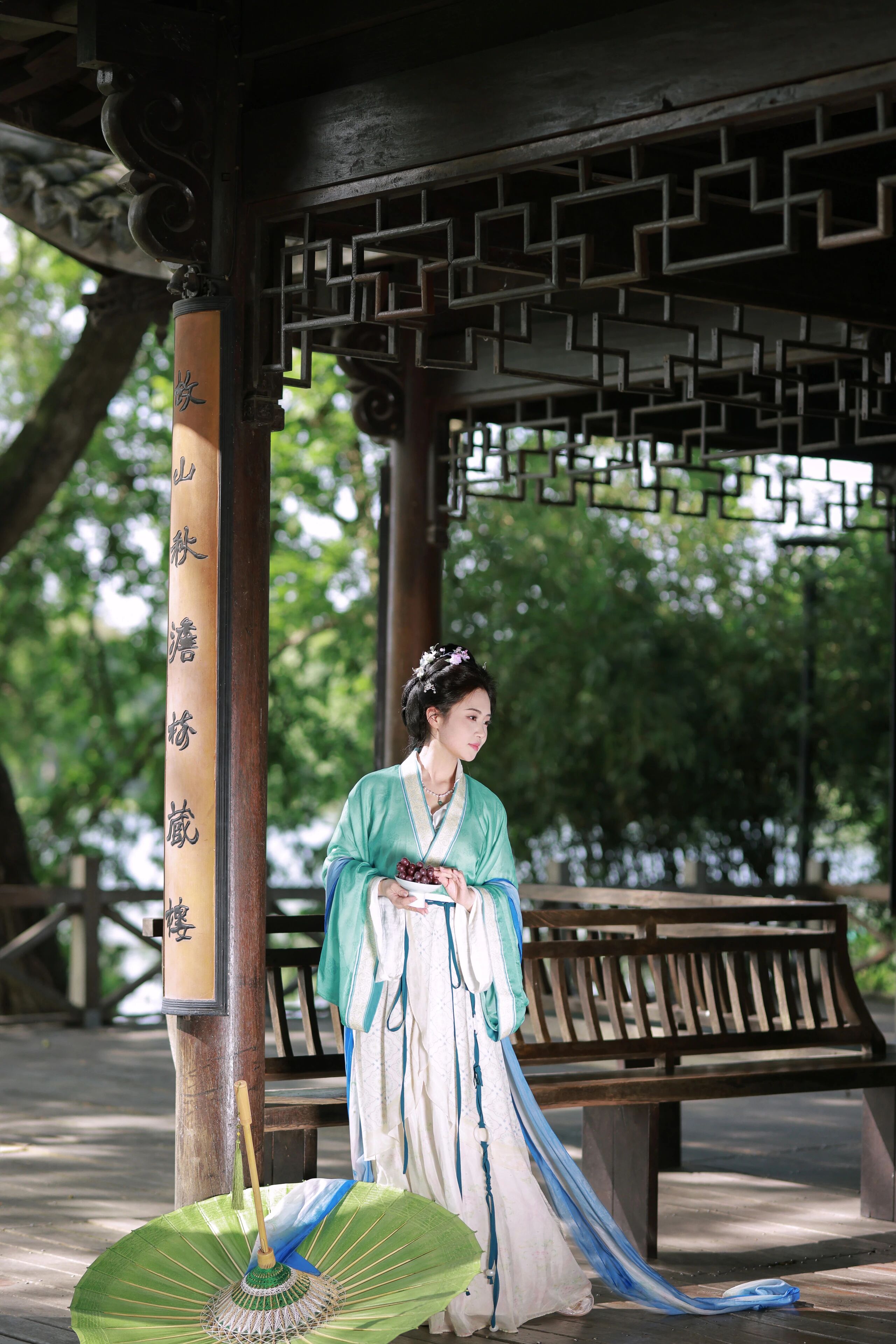 【汉服写真】肩头停小凤:借得春禽入画,扇底揽柔光