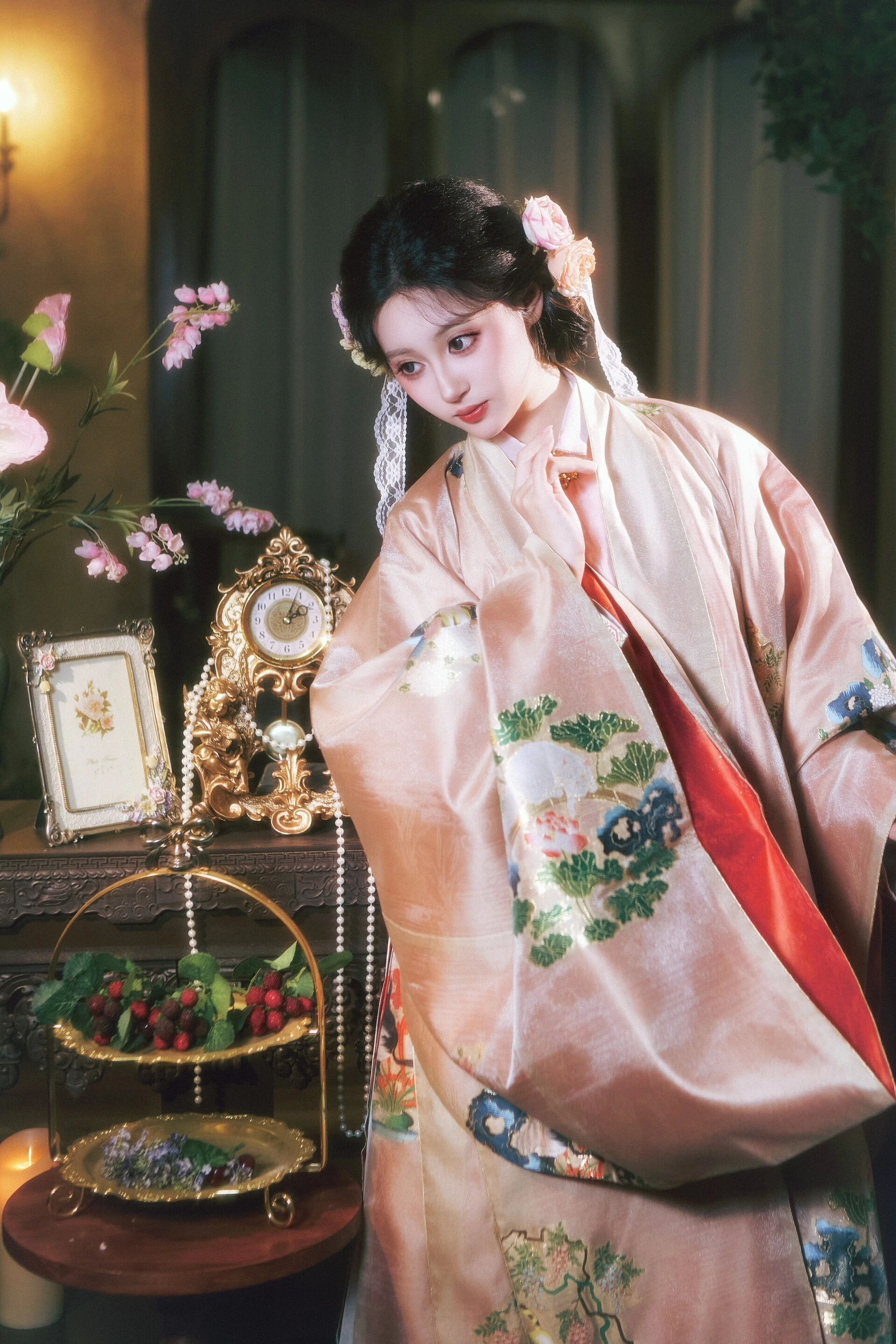 【汉服写真】明华堂汉洋折中花狸 撷一袭春日华裳