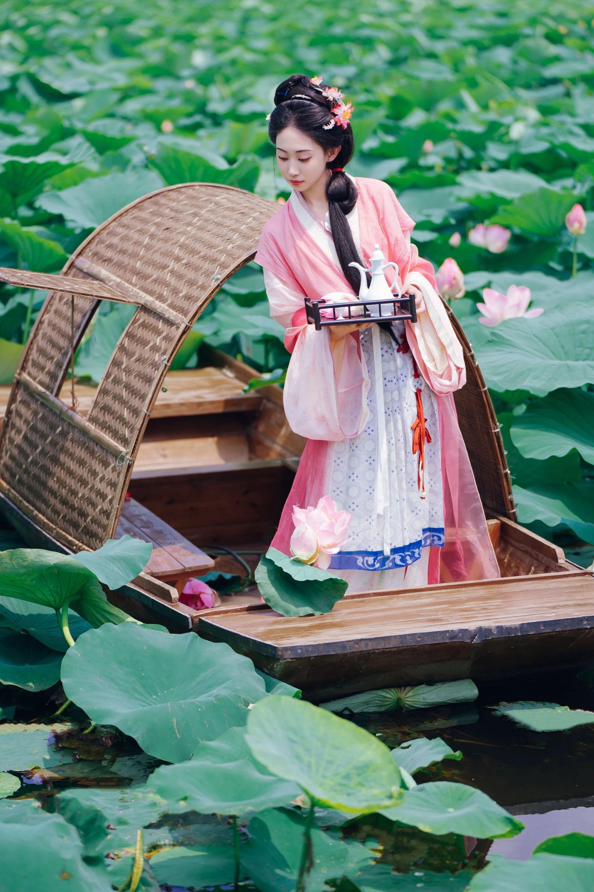 【汉服写真】沈阳荷花乌篷船:误入藕花深处,一棹摇碎满池夏