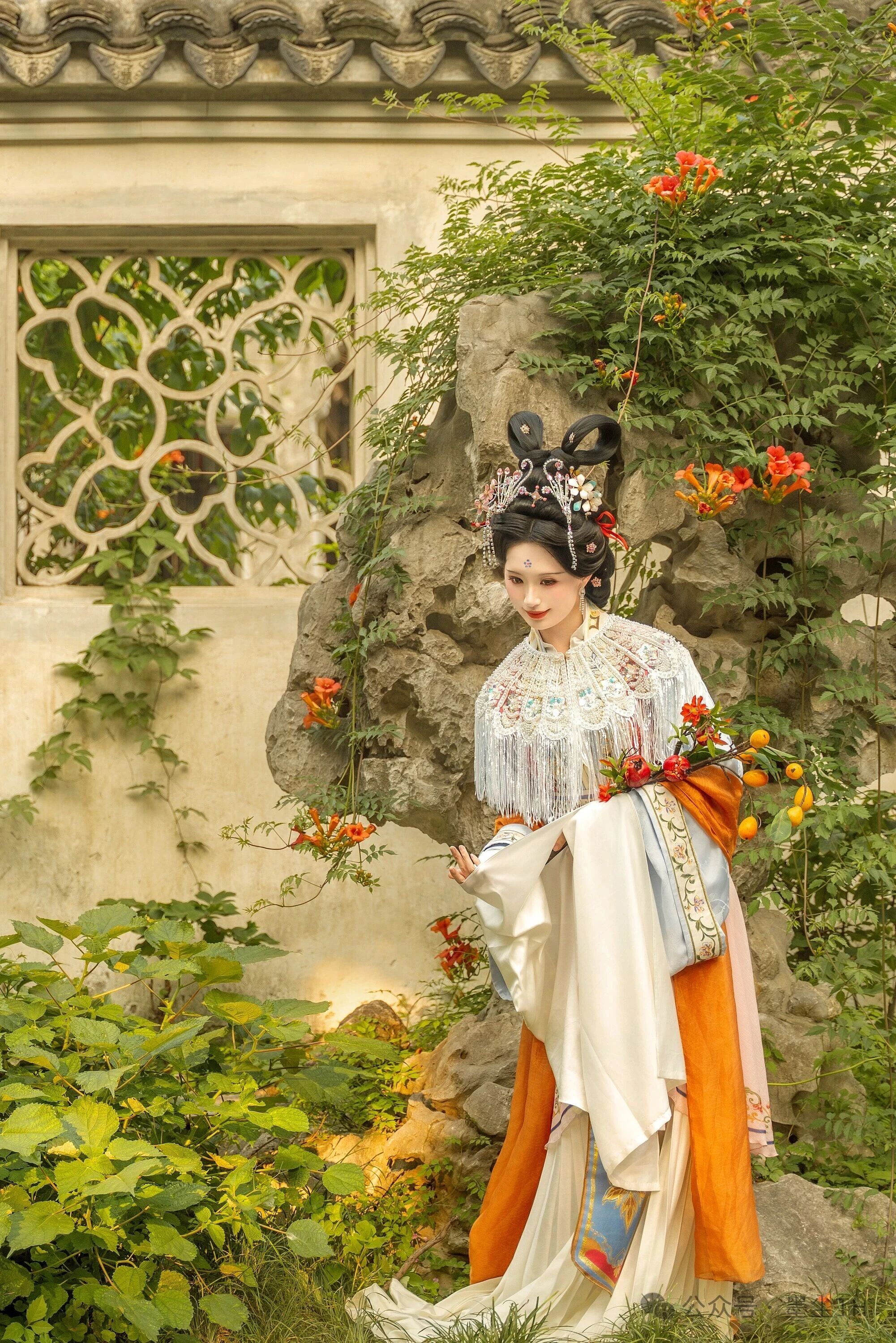 【汉服写真】花丛懒回顾:罗衣缓步过春畦,一袭清影落满枝