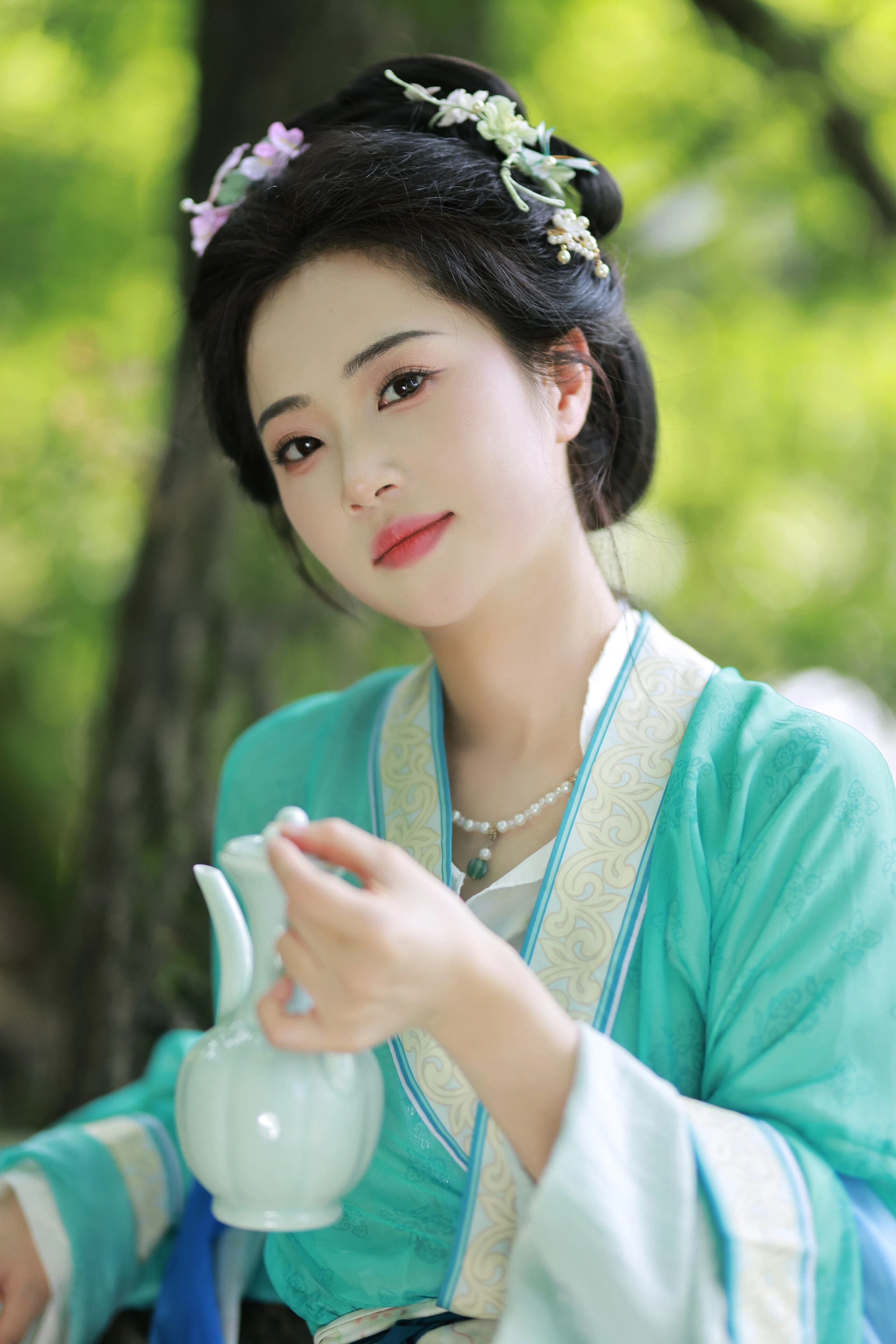 【汉服写真】肩头停小凤:借得春禽入画,扇底揽柔光