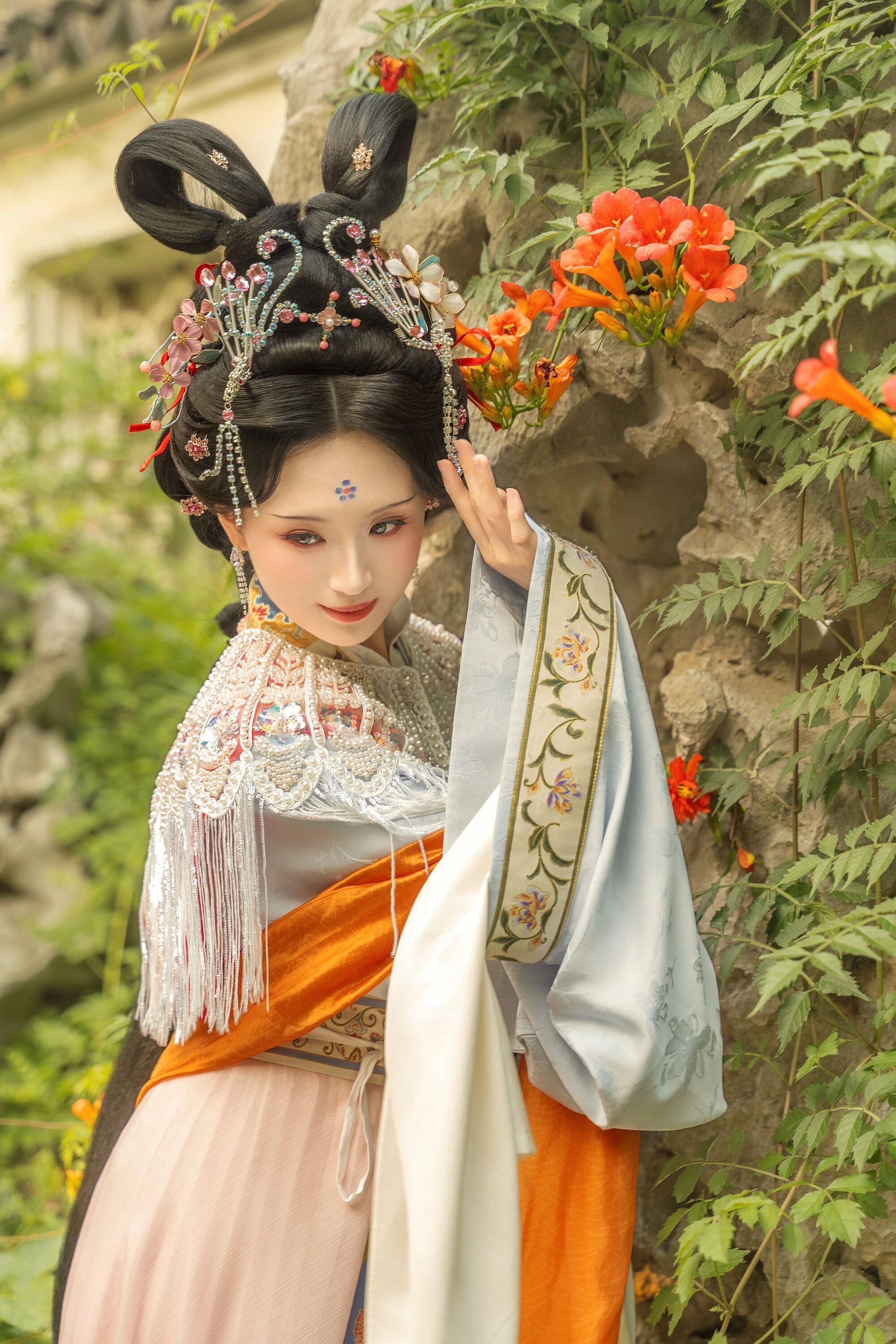 【汉服写真】花丛懒回顾:罗衣缓步过春畦,一袭清影落满枝