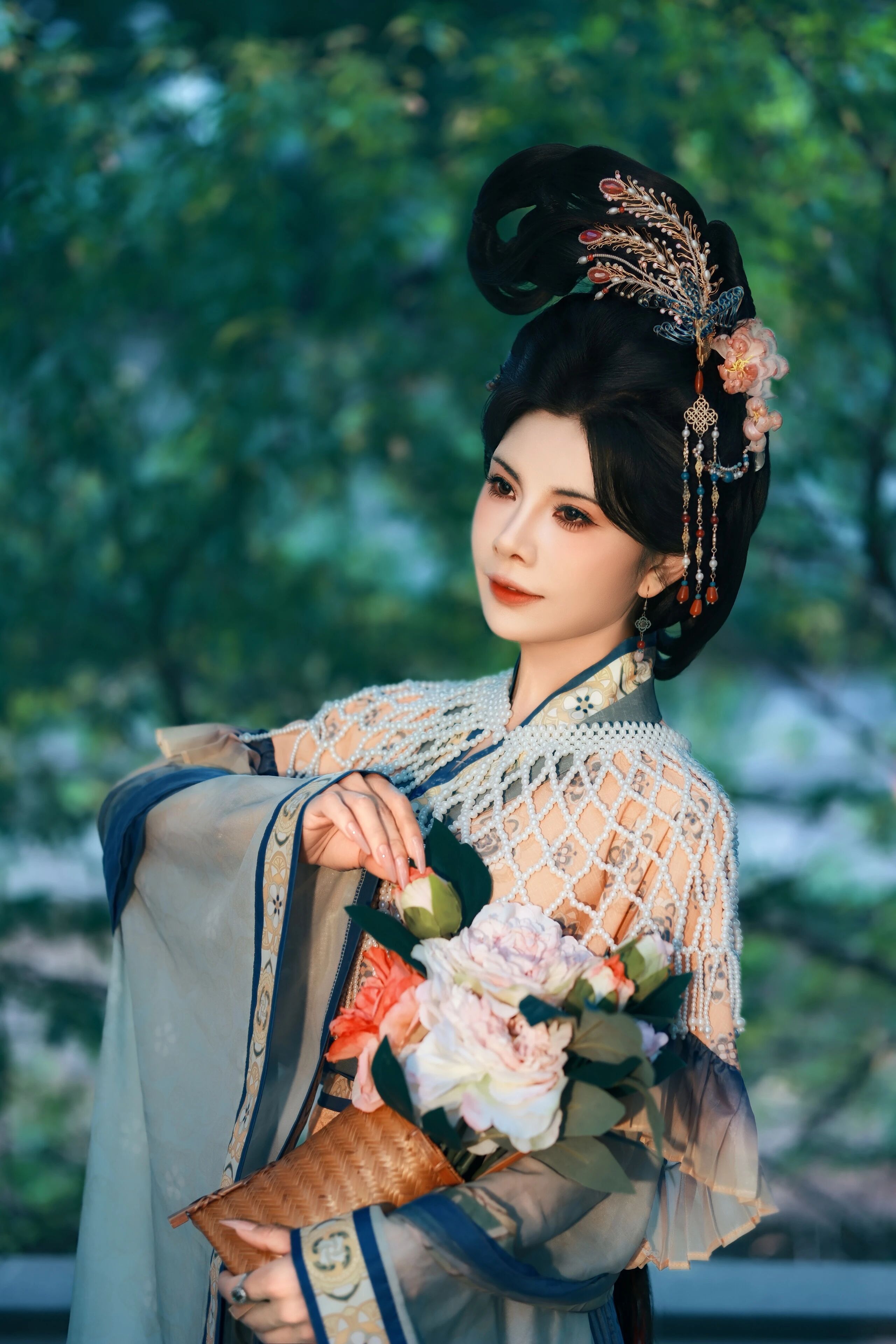 姑苏藏宋韵:宋制汉服漫步园林,衣袂拂过千年丹青