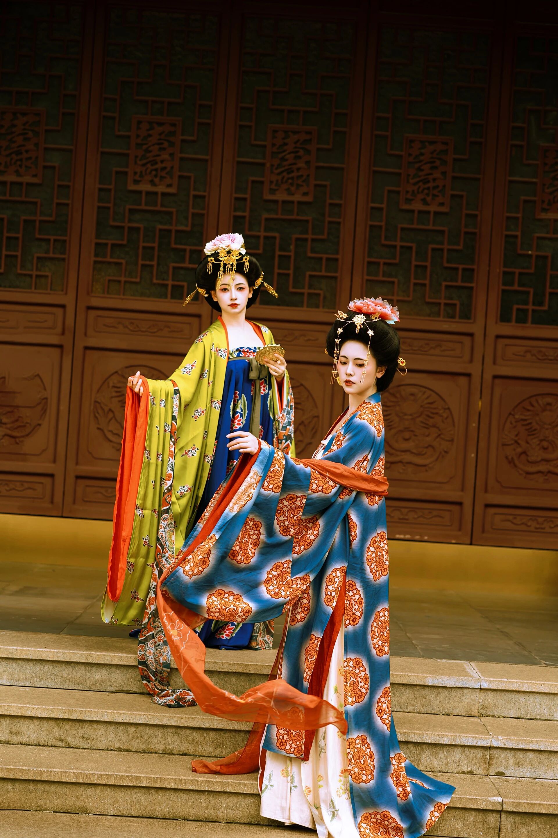 【汉服写真】大唐双姝:并立春风里,一袭齐整唐妆共此华年