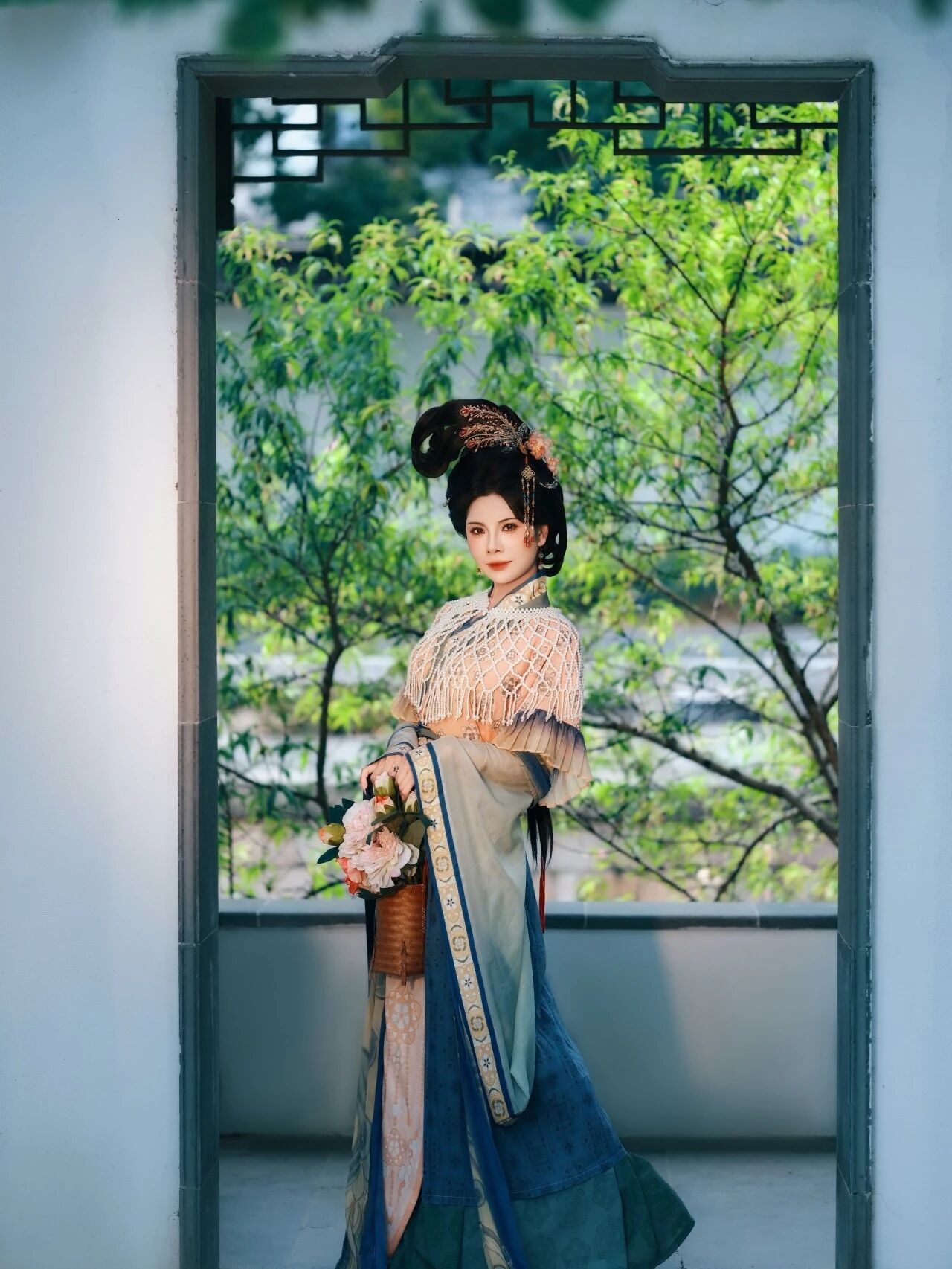 姑苏藏宋韵:宋制汉服漫步园林,衣袂拂过千年丹青