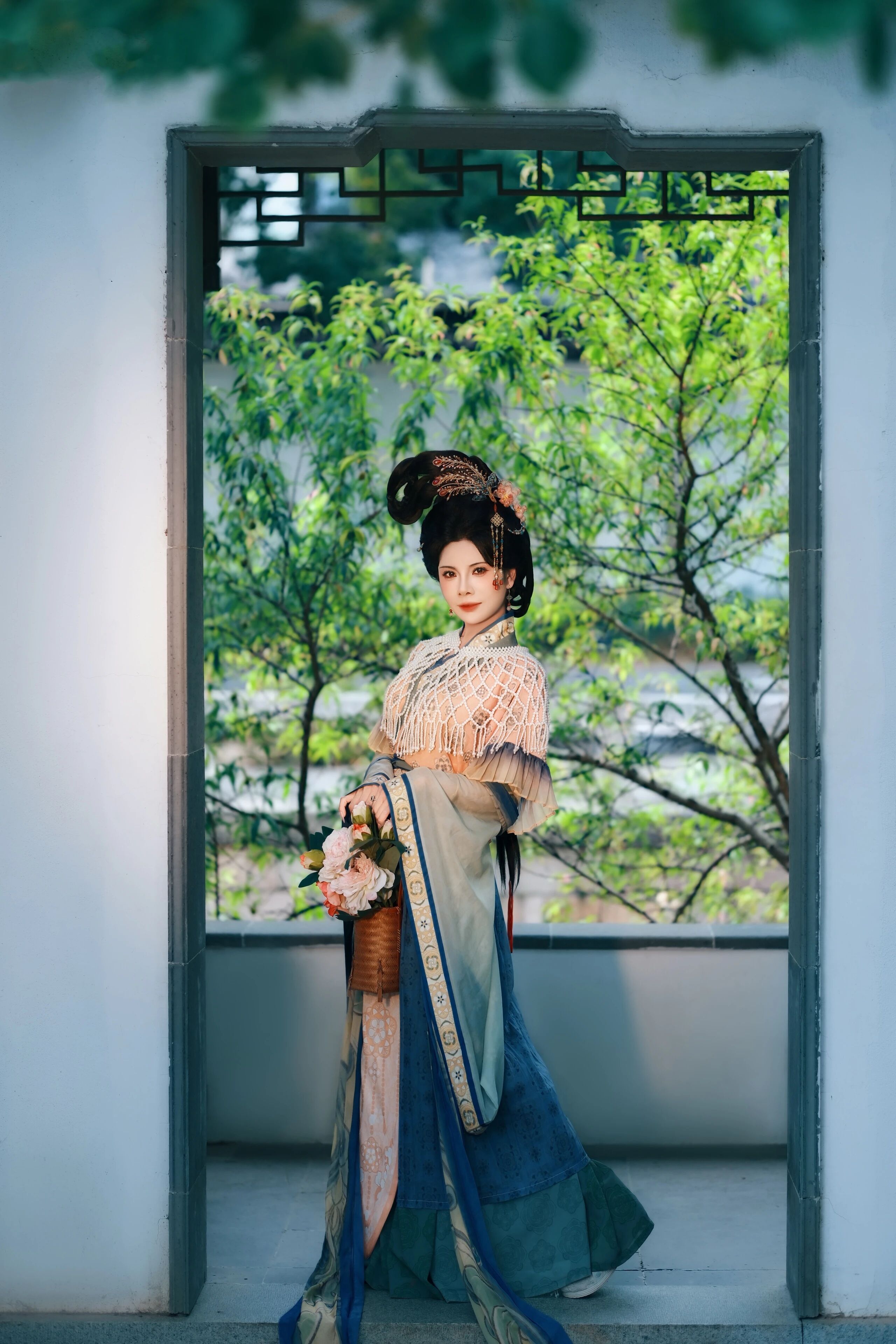 姑苏藏宋韵:宋制汉服漫步园林,衣袂拂过千年丹青