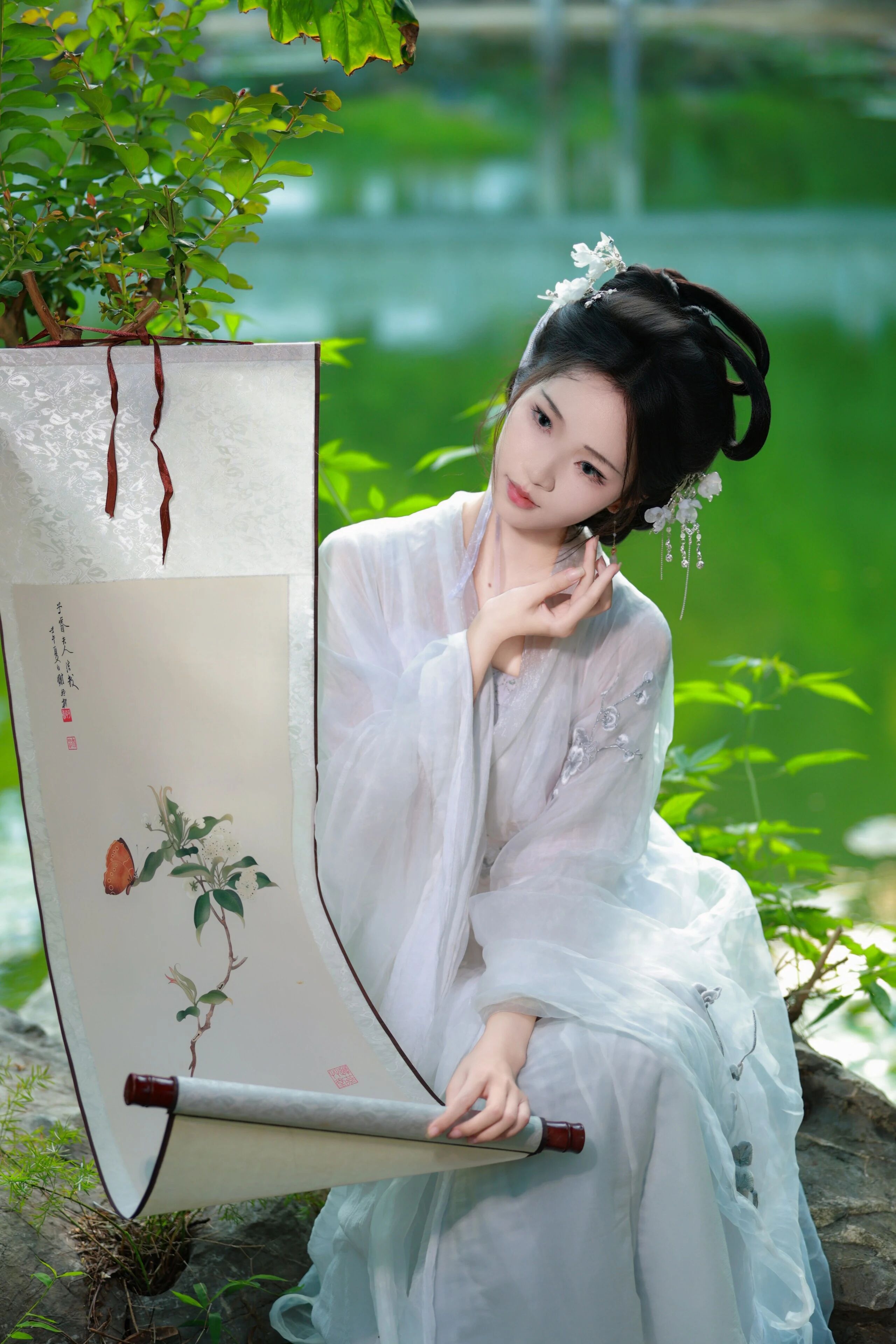 素衣临水执画卷:汉服少女入画来,一轴山水一寸心