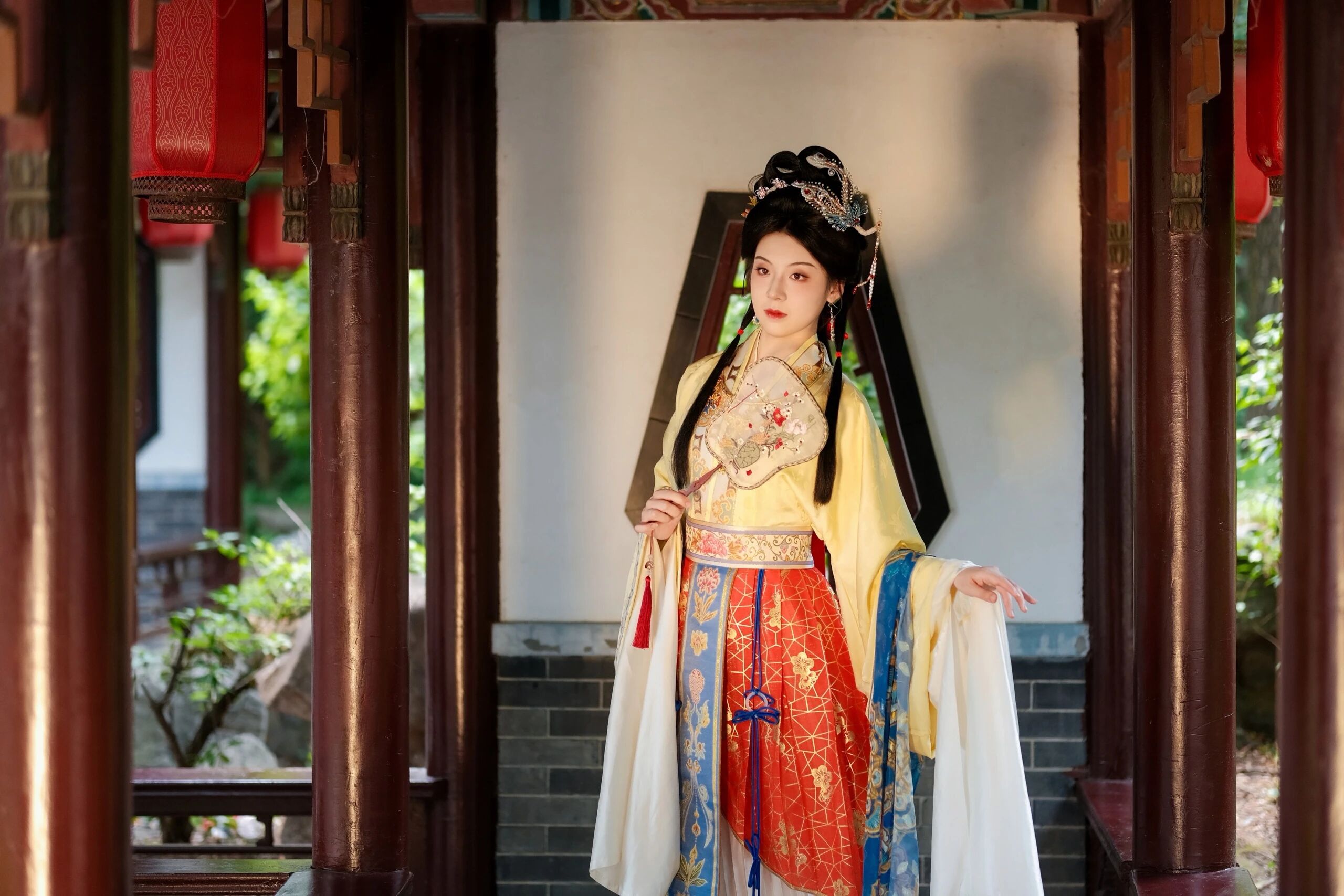 【汉服写真】梦回红楼:小姐裙裾翩跹,宛如绢中仙娥